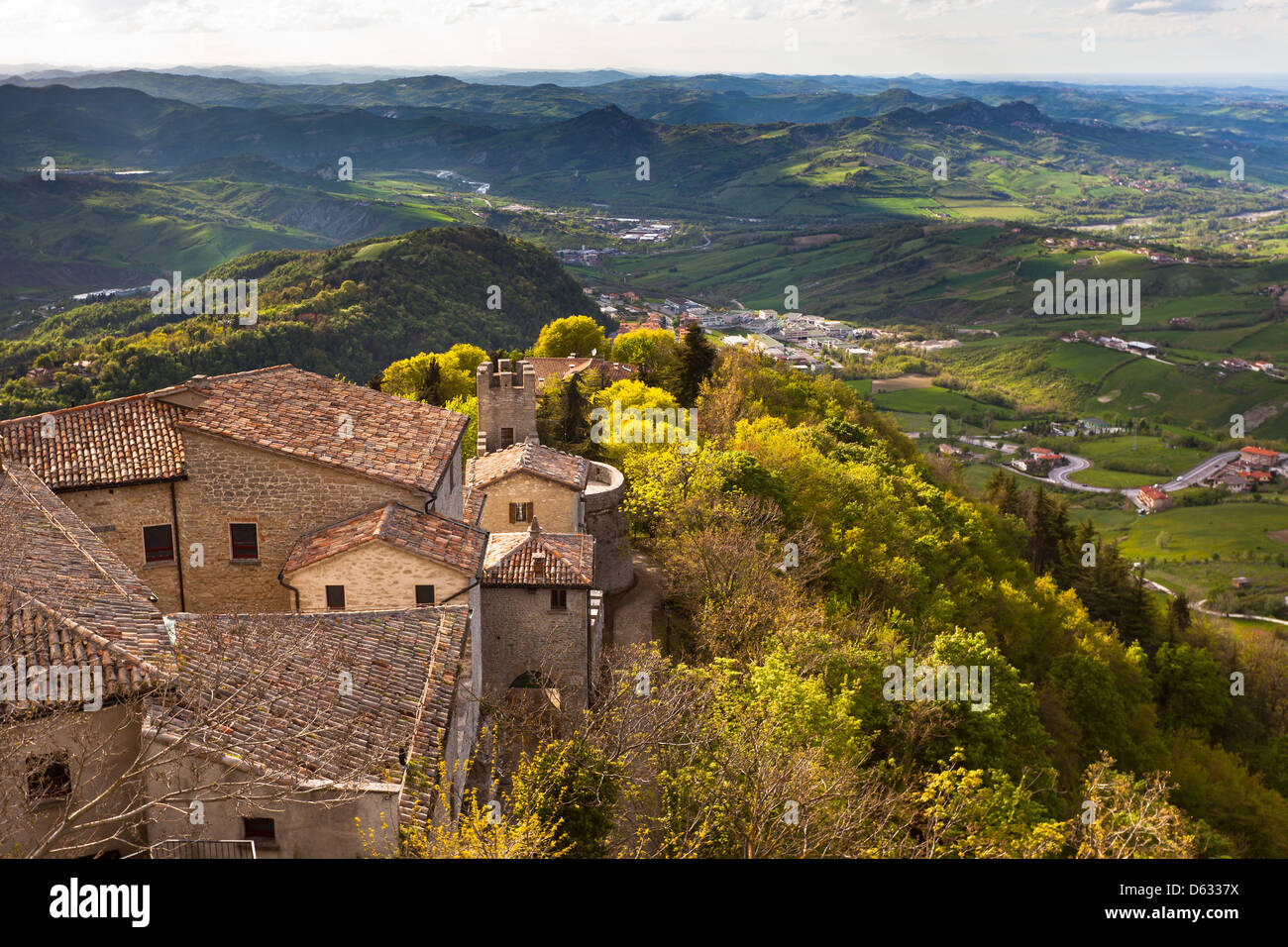 Burg in San Marino. Blick vom Berg Titano in Nachbarschaft Stockfoto