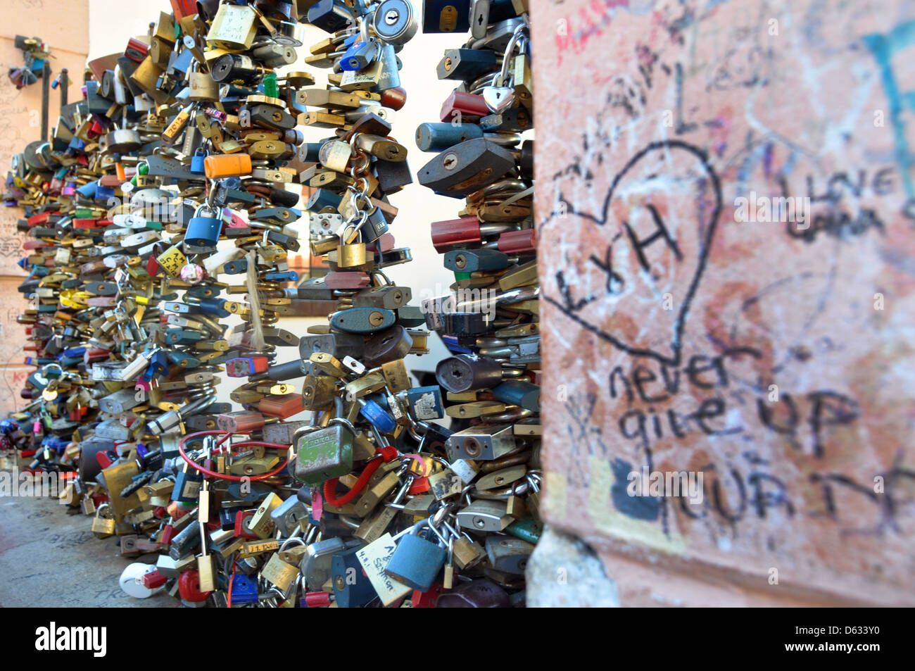 Liebesschlösser in Prag - ein Symbol der Liebe in ganz Europa. Prag-Liebe-Schlösser entlang des Kanals in der Nähe der Karlsbrücke in Prag Stockfoto