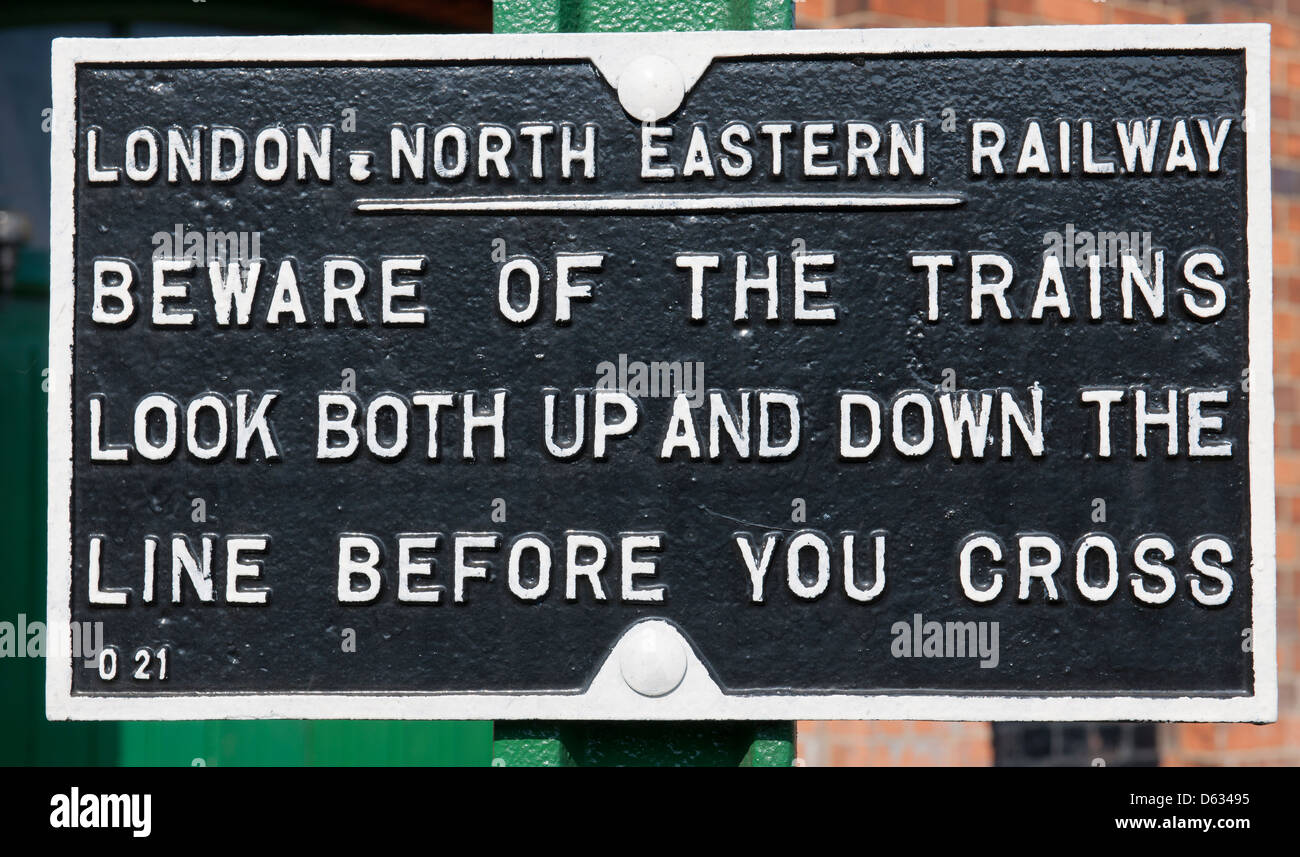 Warnzeichen bei Loughborough Railway Station, Great Central Railway, Loughborough, Leicestershire, England. Stockfoto