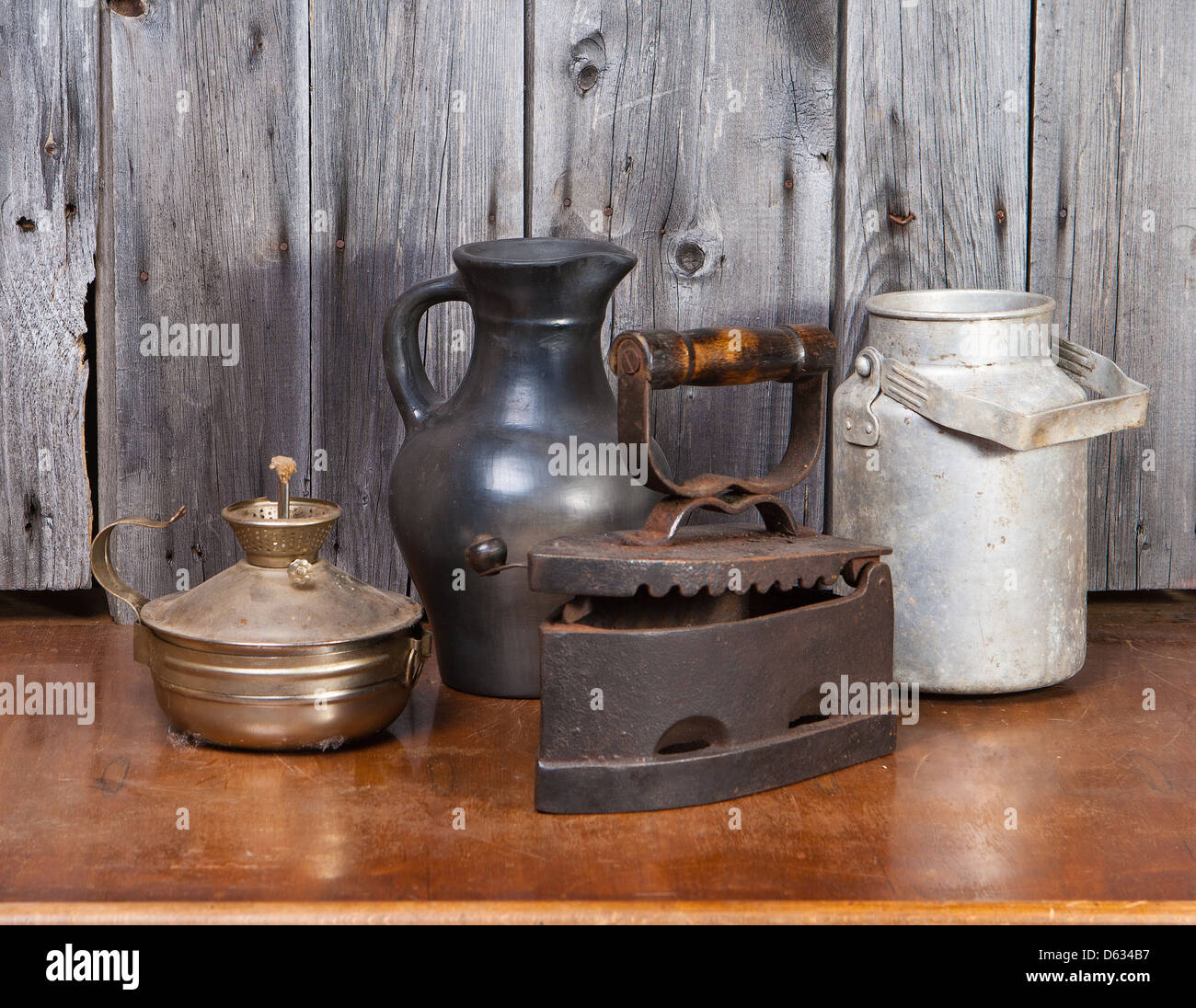 Stillleben mit alten Sachen auf alten hölzernen Hintergrund Stockfoto