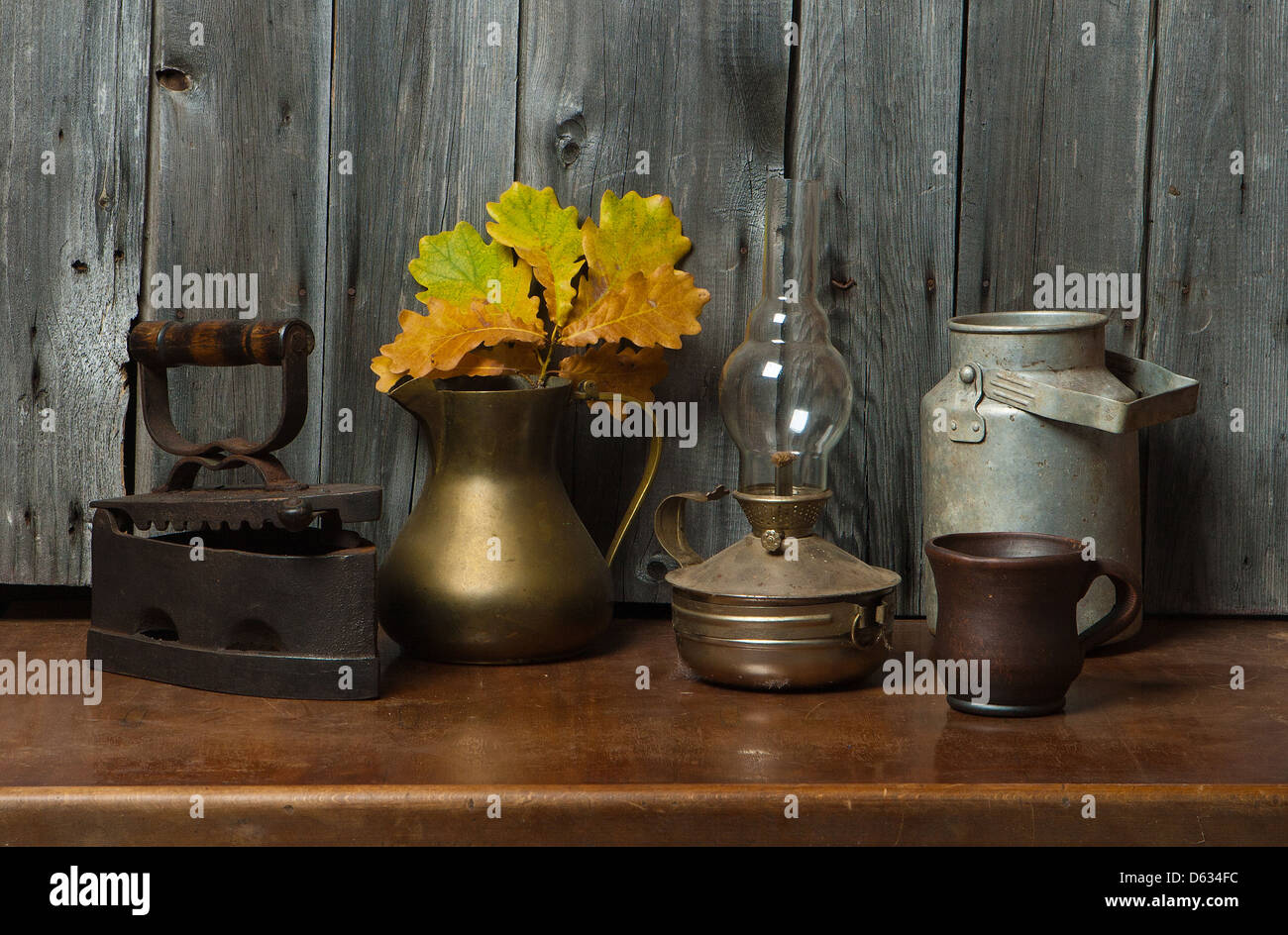 Stillleben mit alten Sachen und Gelb war Stockfoto