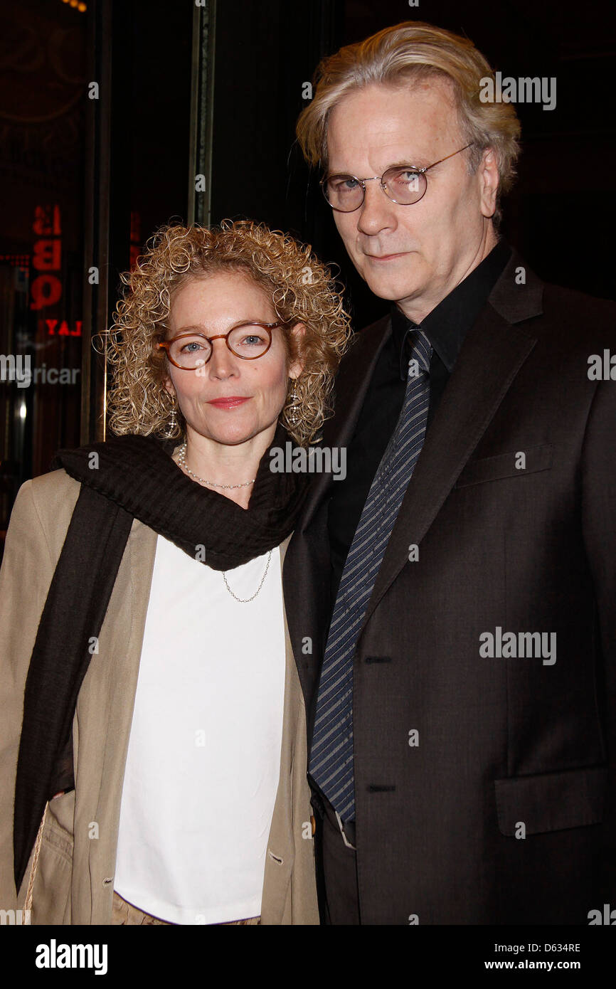 Amy Irving und Kenneth Bowser Broadway Öffnung Nacht der "The Road zu Mekka" an American Airlines TheatreArrivals. Neu Stockfoto