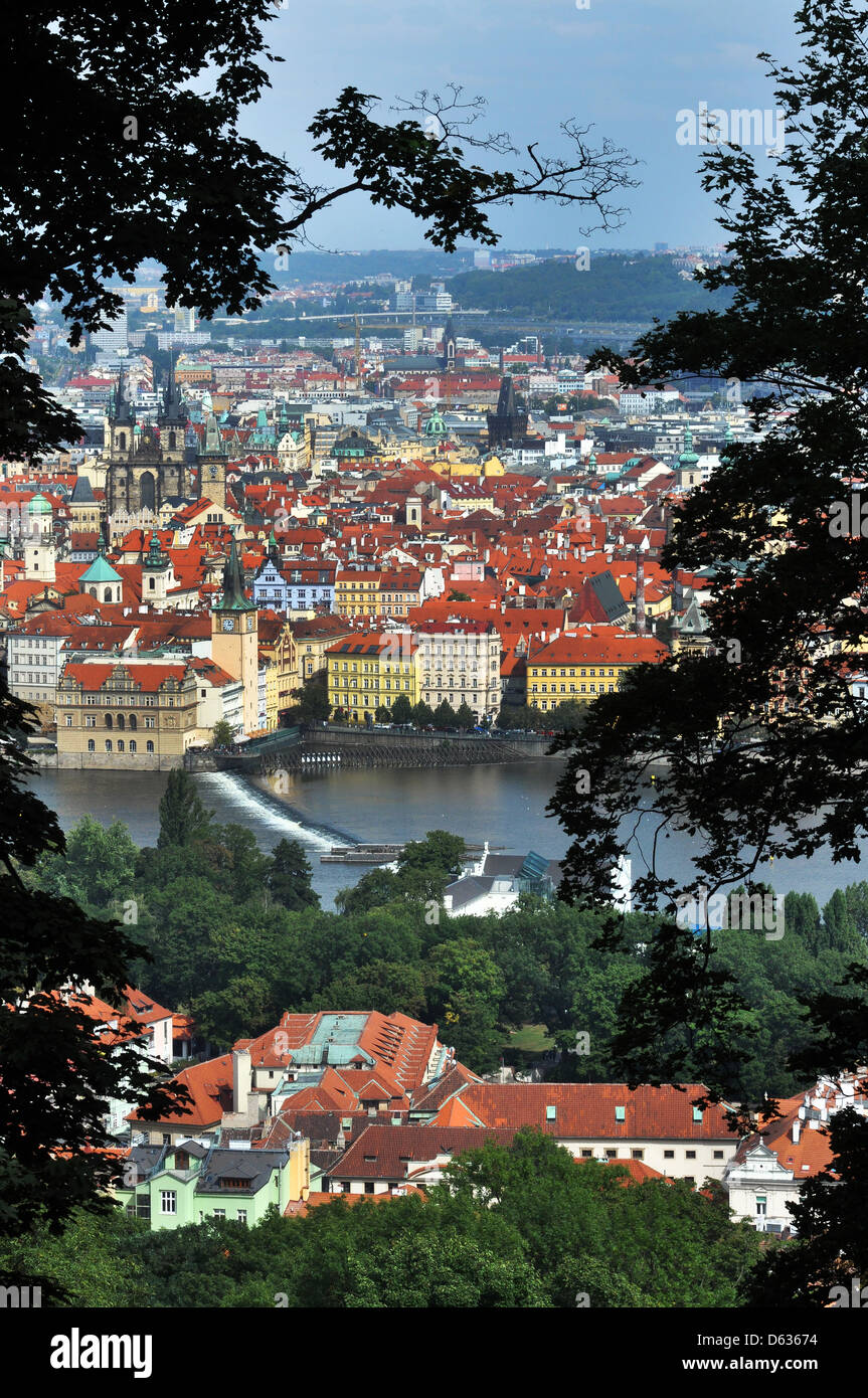 Hohe Aussicht auf Prag, zeigt den Fluss Vltava und Altstadt. Stockfoto