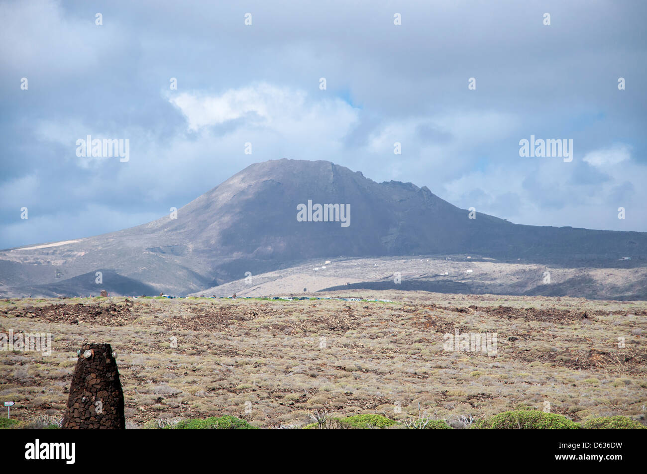 und karge Vulkanlandschaft auf Lanzarote Stockfoto