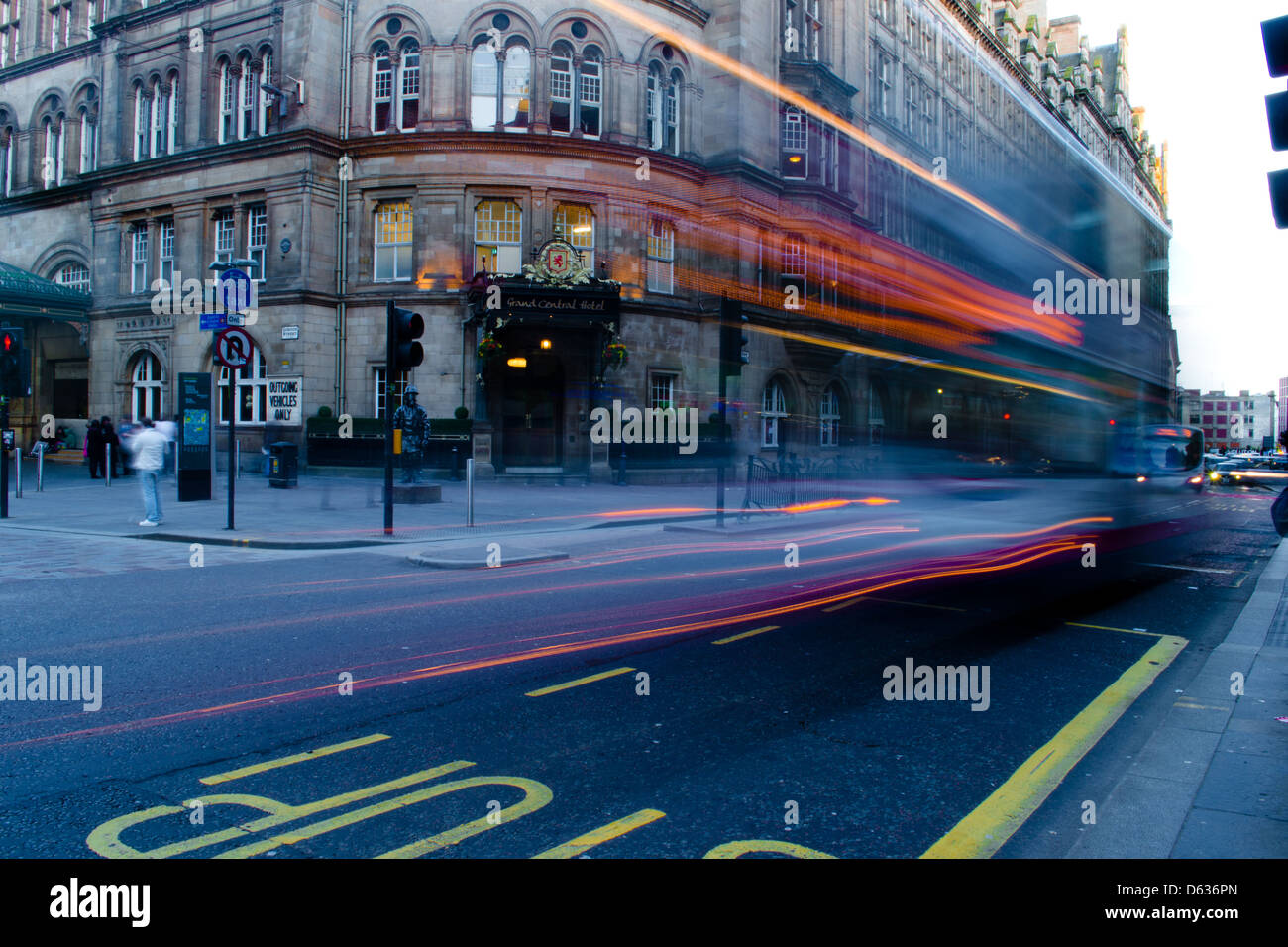 Glasgow-Bus vor Glasgow Central Hotel Stockfoto