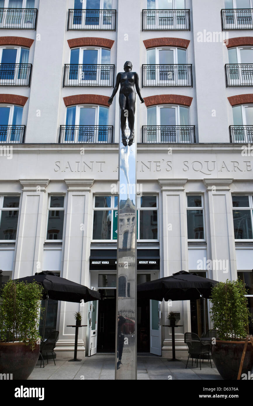 St. Annes Square, Viertel Kathedrale, Belfast, Nordirland, Restaurants, Unterhaltung, Wohn-, Skulptur Stockfoto