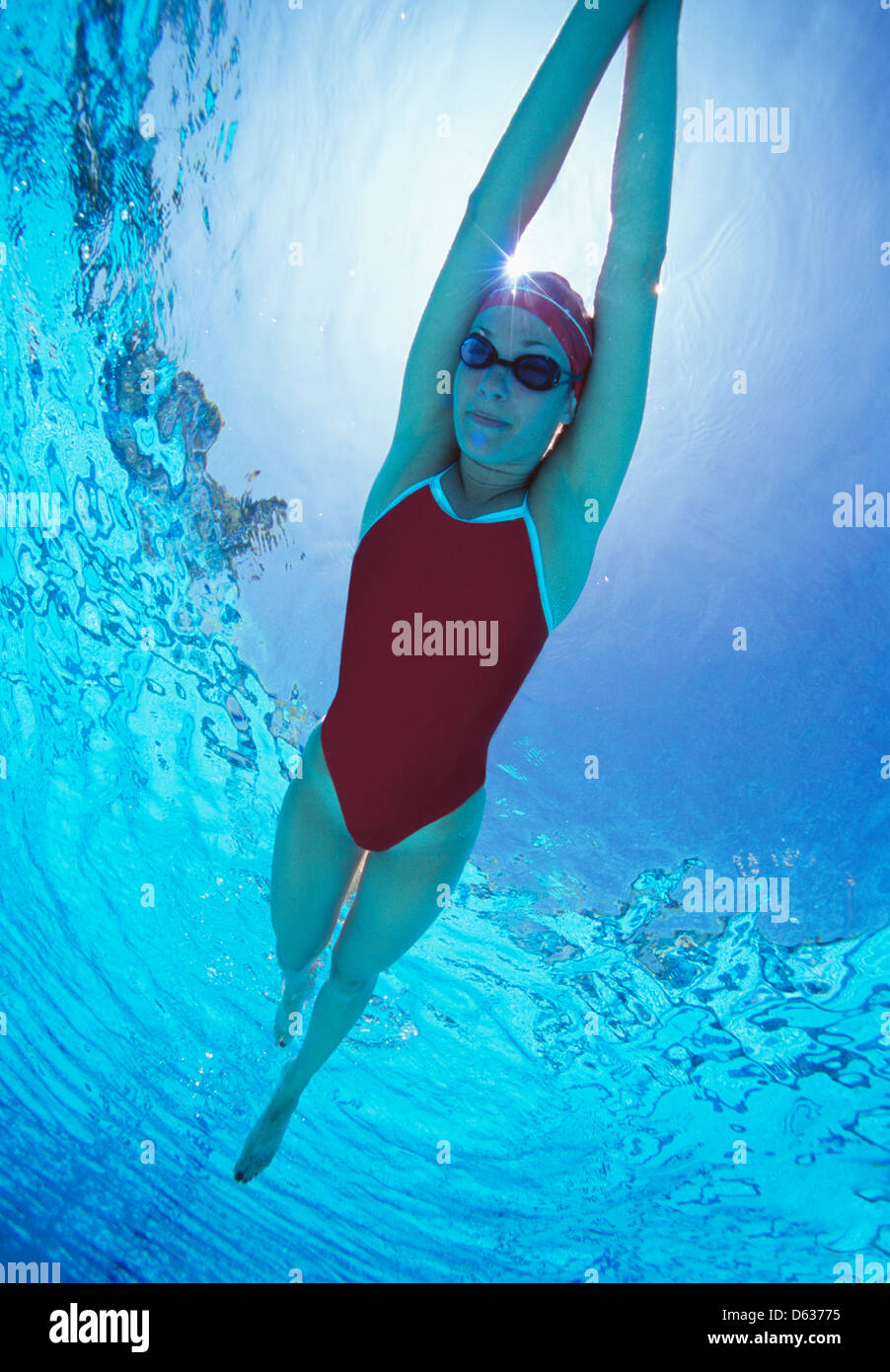 Voller Länge des weiblichen Schwimmer in USA mit rms angehoben Badeanzug schwimmen im pool Stockfoto