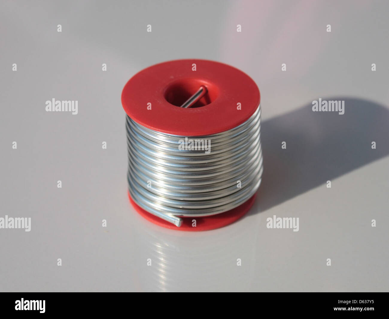 Das Drahtlötgerät Sn97-CU3 ist ein bleifreies Material, das in der Elektronik und Metallbearbeitung verwendet wird. Es besteht zu 97 % aus Zinn und zu 3 % aus Kupfer und bietet eine ungiftige Alternative zu herkömmlichen Lötmitteln auf Bleibasis in verschiedenen Anwendungen. Stockfoto