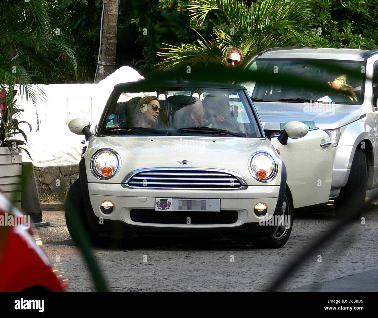 Melissa George und Russell Simmons Russell Simmons Abholung sein Auto  während des Urlaubs mit seiner Freundin auf Saint-Barthelemy  Stockfotografie - Alamy