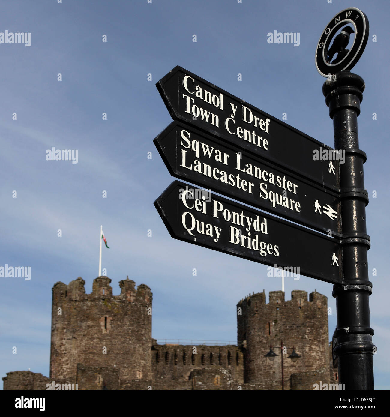 Sehenswürdigkeiten sind auf ein Zeichen von Conwy Castle in Wales aufgeführt. Stockfoto
