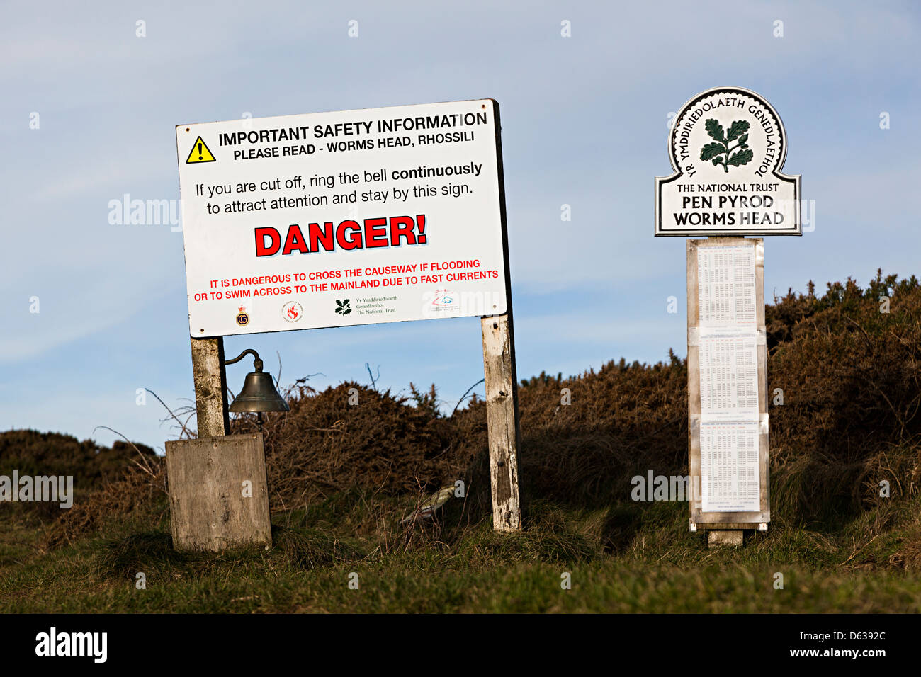 Gefahrenzeichen für sein Abschneiden bei Flut auf Wurm Kopf, Rhossili, Gower, Wales, UK Stockfoto
