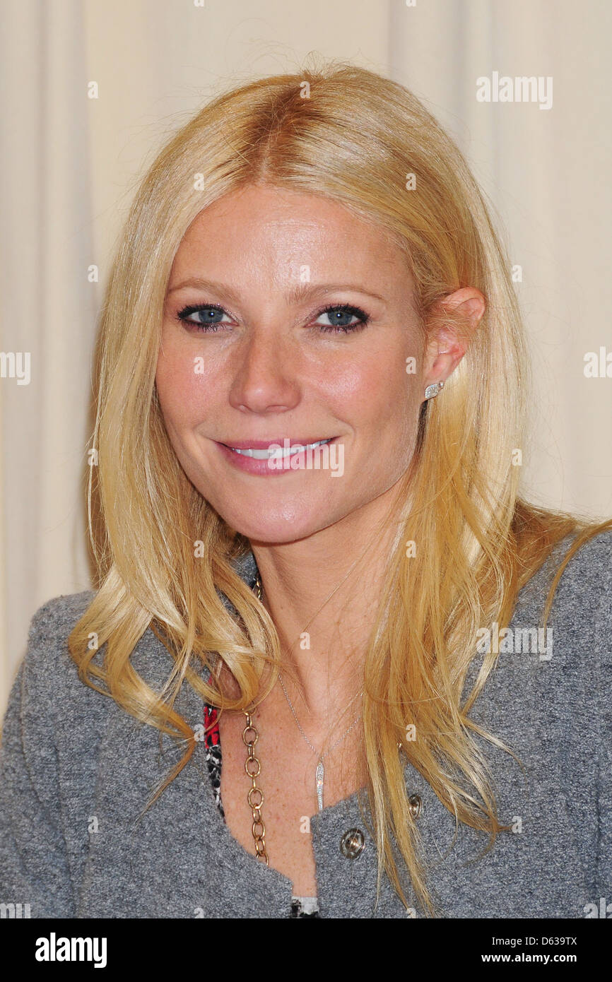 Gwyneth Paltrow unterschreibt Kopien von ihr neues Kochbuch "meines Vaters Tochter: Delicious, einfache Rezepte feiert Familie & Stockfoto Gwyneth Paltrow unterschreibt Kopien von ihr neues Kochbuch "meines Vaters Tochter: Delicious, einfache Rezepte feiert Familie & Stockfoto