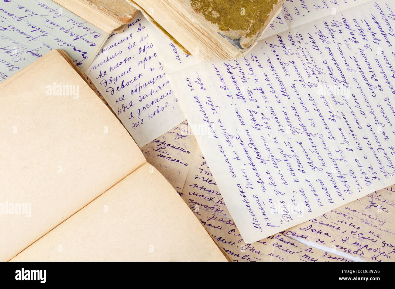 Viele antike Schriftrollen auf alte Briefe Stockfoto