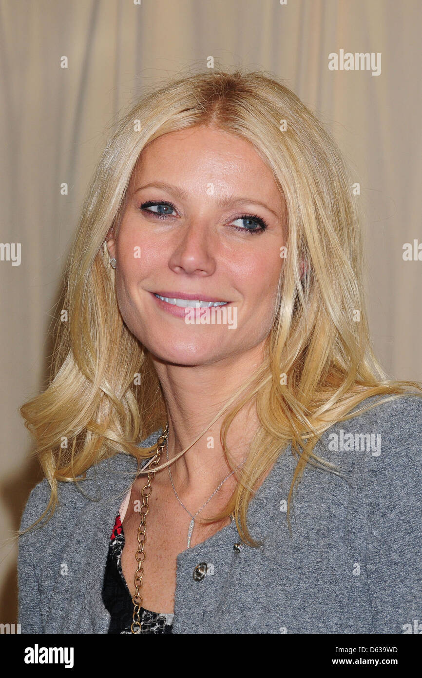 Gwyneth Paltrow unterschreibt Kopien von ihr neues Kochbuch "meines Vaters Tochter: Delicious, einfache Rezepte feiert Familie & Stockfoto Gwyneth Paltrow unterschreibt Kopien von ihr neues Kochbuch "meines Vaters Tochter: Delicious, einfache Rezepte feiert Familie & Stockfoto