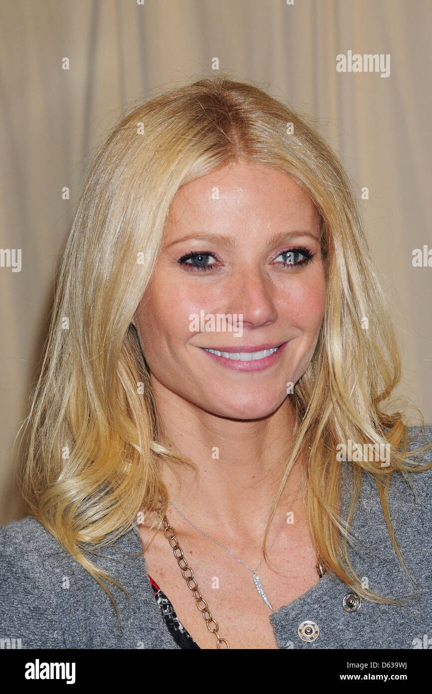 Gwyneth Paltrow unterschreibt Kopien von ihr neues Kochbuch "meines Vaters Tochter: Delicious, einfache Rezepte feiert Familie & Stockfoto Gwyneth Paltrow unterschreibt Kopien von ihr neues Kochbuch "meines Vaters Tochter: Delicious, einfache Rezepte feiert Familie & Stockfoto