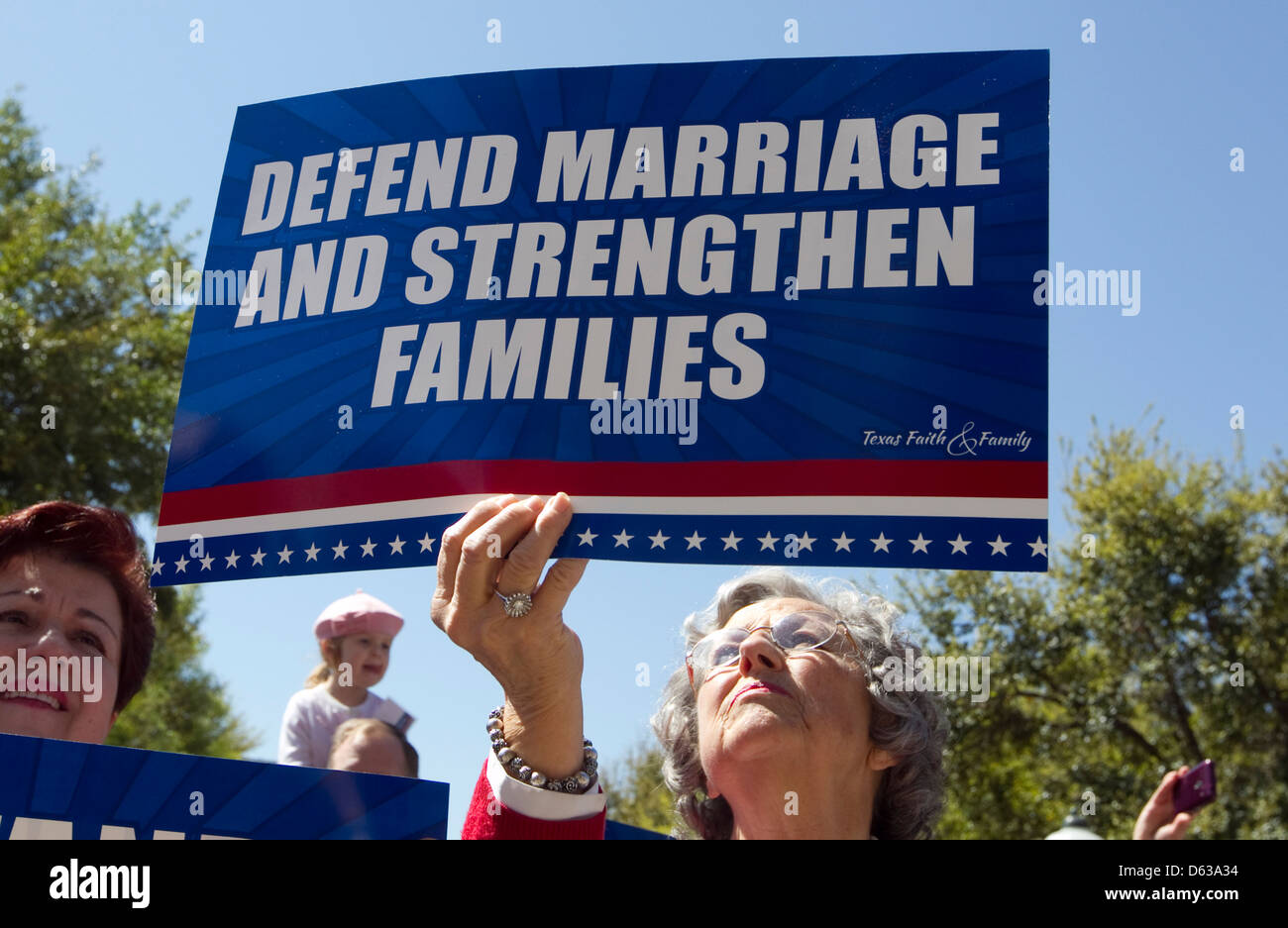 Weißen weiblichen Senioren hält Schild mit der Aufschrift verteidigen, Ehe und Familie bei einer Anti-Homosexuell Ehe-Rallye stärken Stockfoto