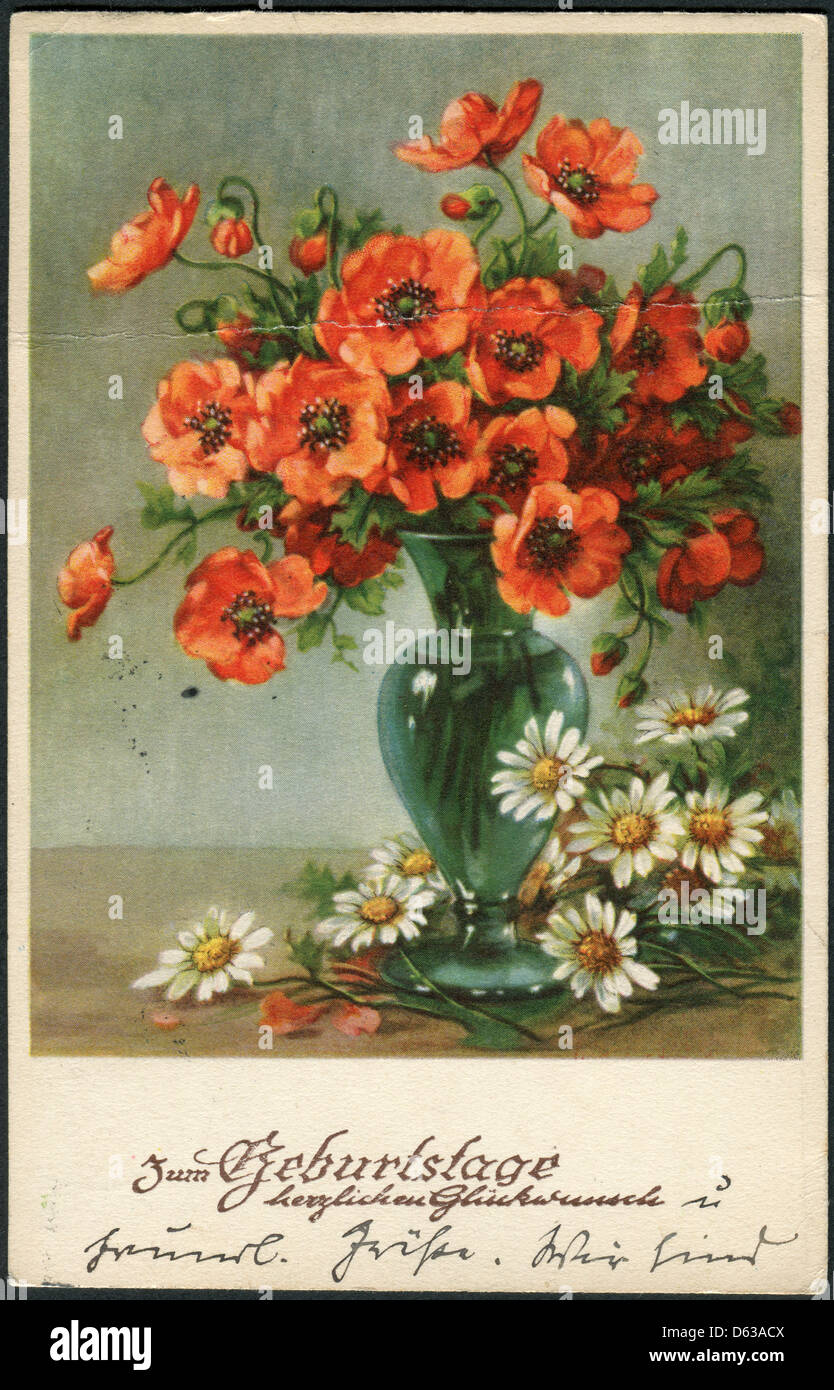Alte deutsche Postkarte, ca. 1939. Vase mit Blumen. Inschrift in deutscher Sprache: Ich gratuliere zu seinem Geburtstag. Stockfoto