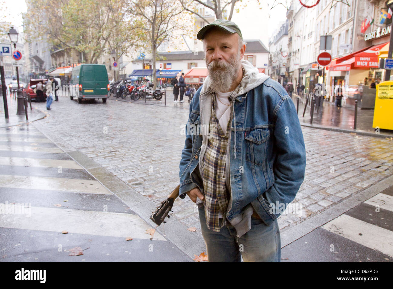 Seasick Steve, US-amerikanischer Blues-Musiker als Straßenmusikant in Paris Frankreich. Stockfoto