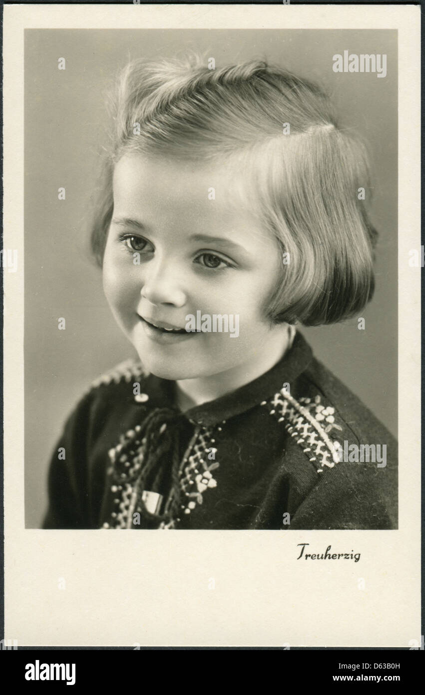 Alte deutsche Postkarte 1938. Porträt eines lächelnden Mädchens. Text in Deutsch: Unschuld. Stockfoto Alte deutsche Postkarte 1938. Porträt eines lächelnden Mädchens. Text in Deutsch: Unschuld. Stockfoto