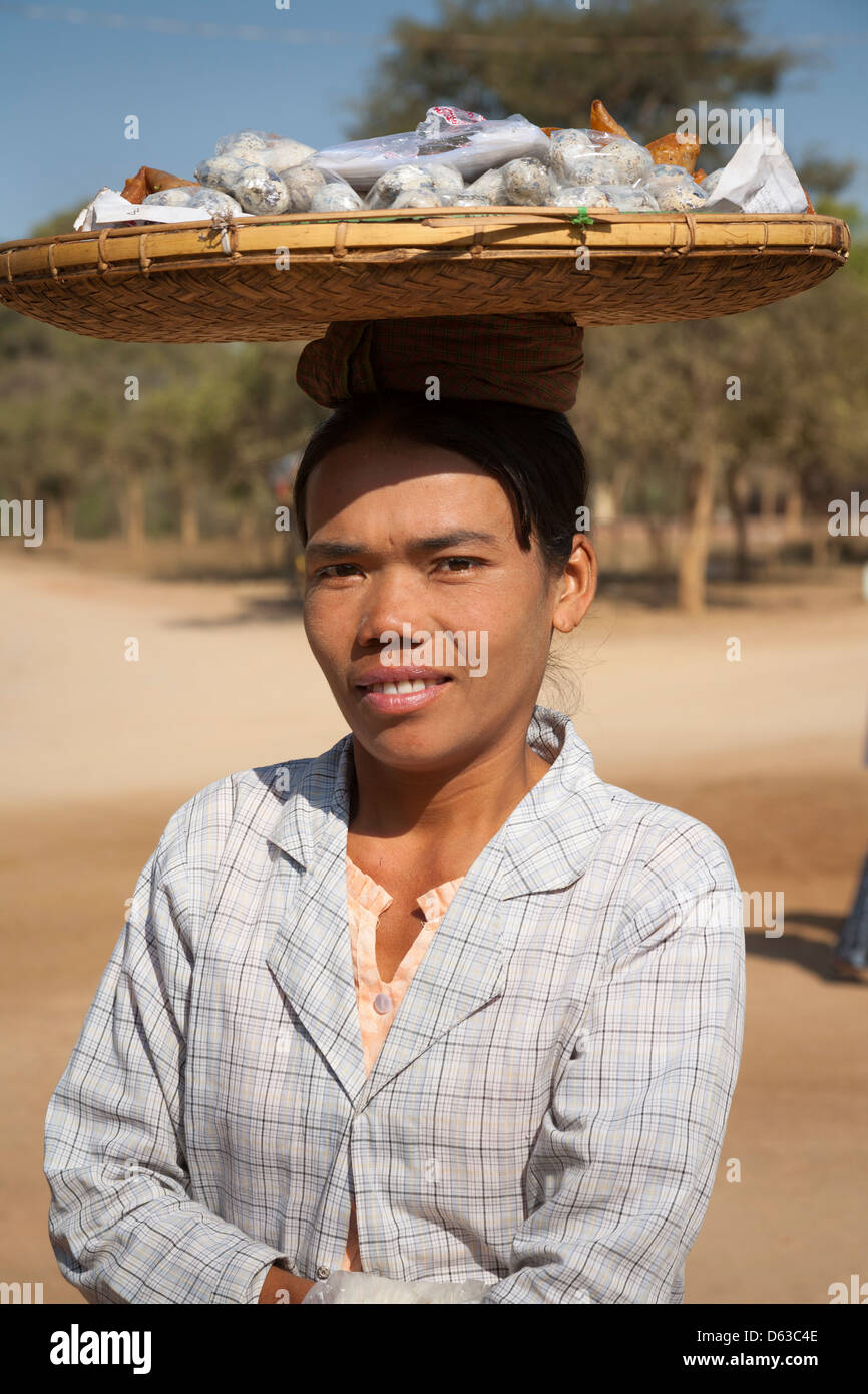 Frau mit Korb mit Essen auf dem Kopf, Bagan, Myanmar (Burma) Stockfoto