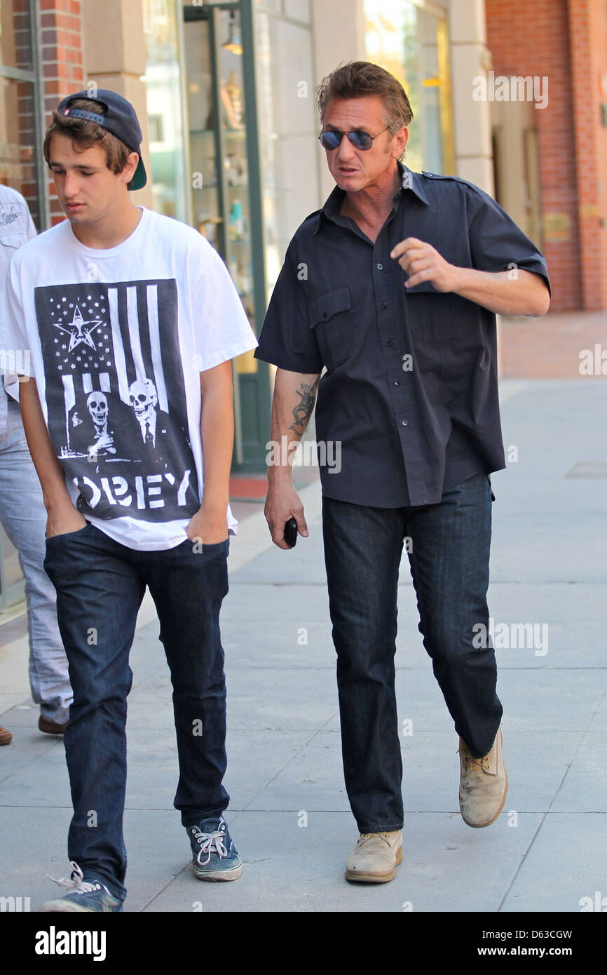 images Sean Penn Young Pics https www alamy de stockfoto hopper jack penn und sean penn sean penn ankunft in einer klinik in beverly hills mit seinem sohn los angeles kalifornien 55394777 html