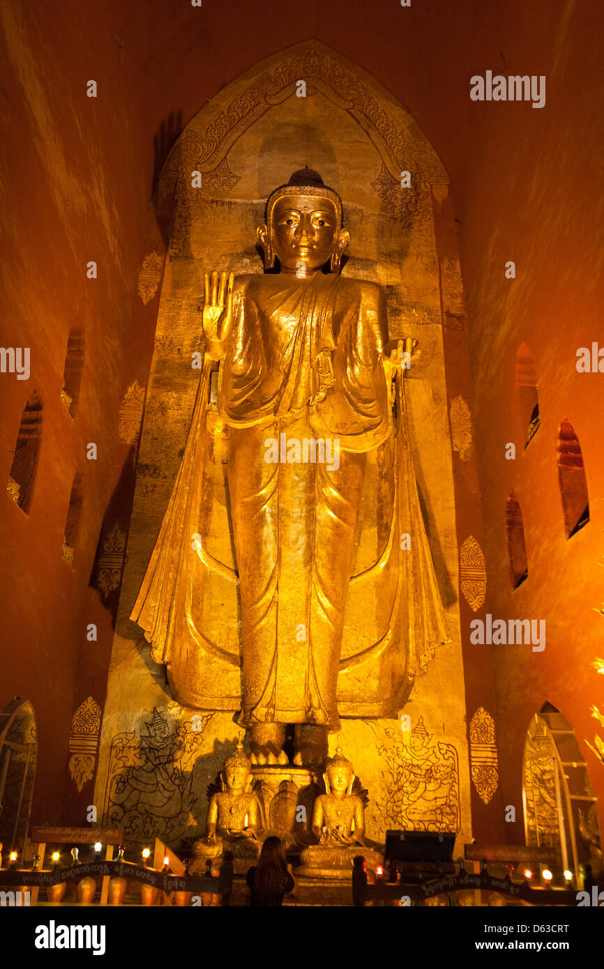 Große goldene Gautama Buddha in Ananda Tempel, Old Bagan, Bagan, Myanmar (Burma) Stockfoto