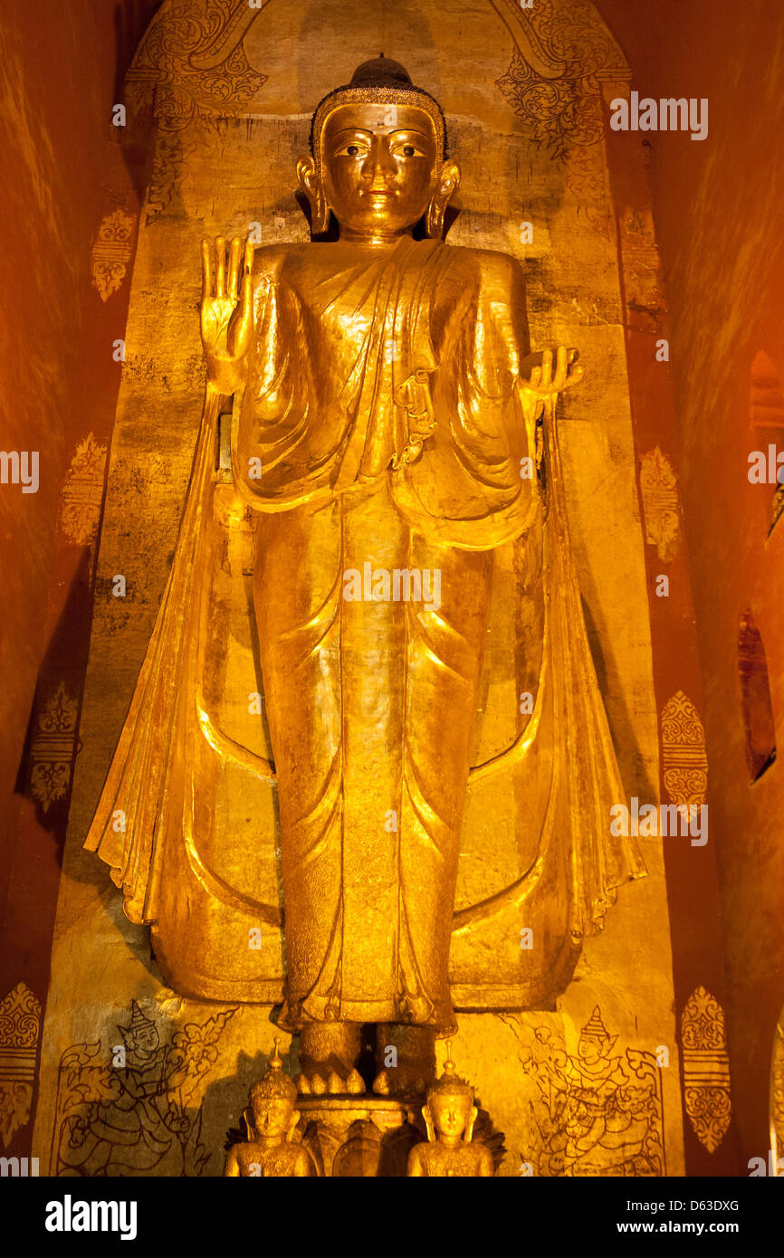 Große goldene Gautama Buddha in Ananda Tempel, Old Bagan, Bagan, Myanmar (Burma) Stockfoto