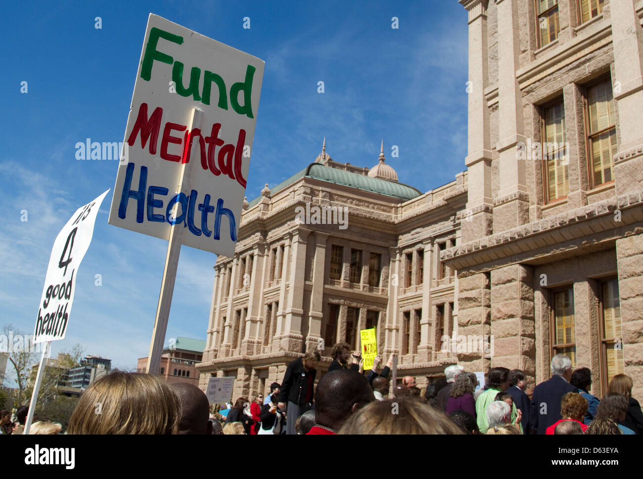 Bürgerinnen und Bürger besuchen Rallye und Zeichen den Texas Gesetzgeber fordern zusätzliche Finanzmittel für psychiatrische Dienste zu halten Stockfoto