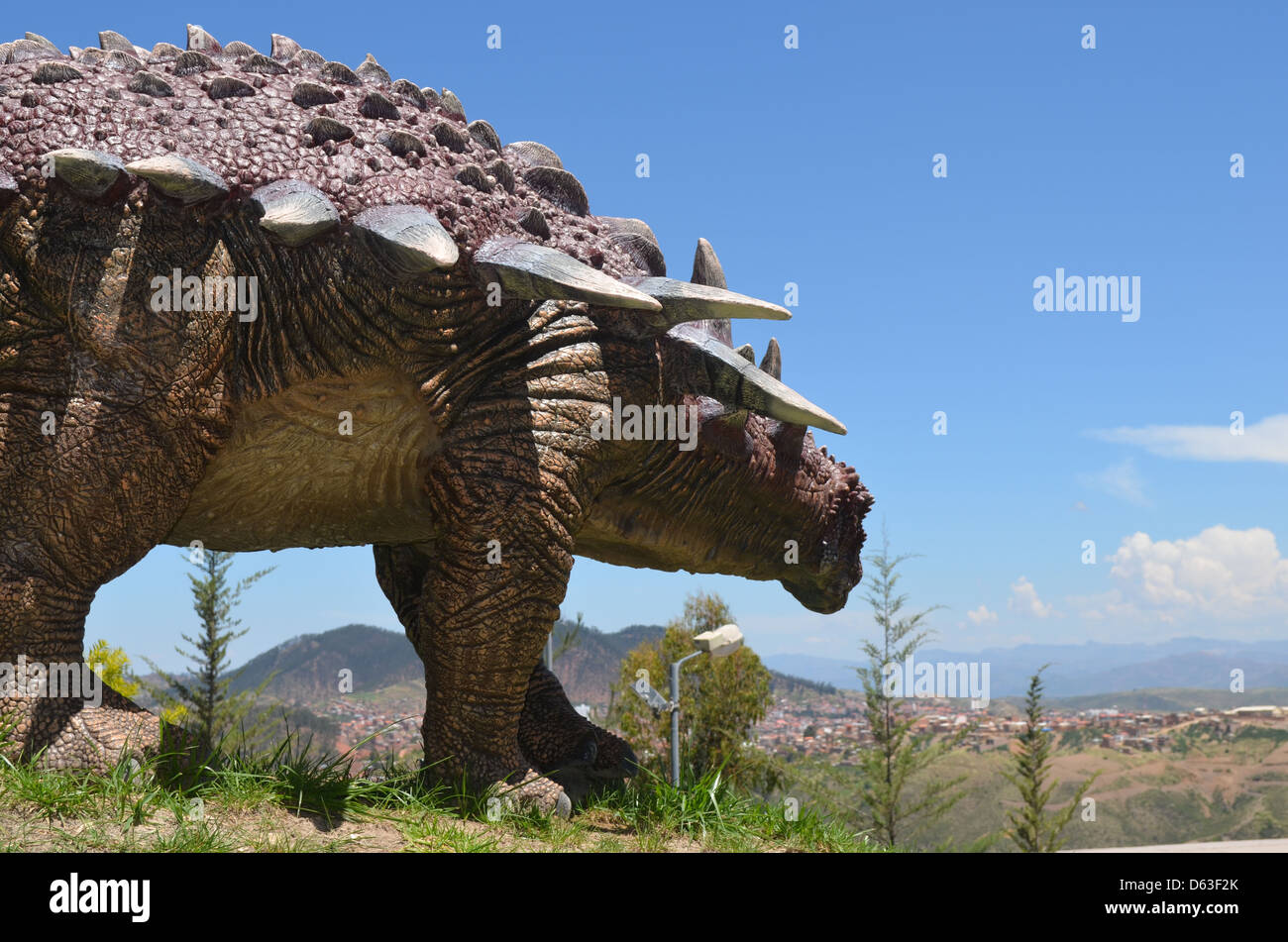 eine lebensgroße Stegosaurus blickt auf die Stadt Sucre vom Dinosaurier Themenpark Parque Cretacico. Bolivien Stockfoto