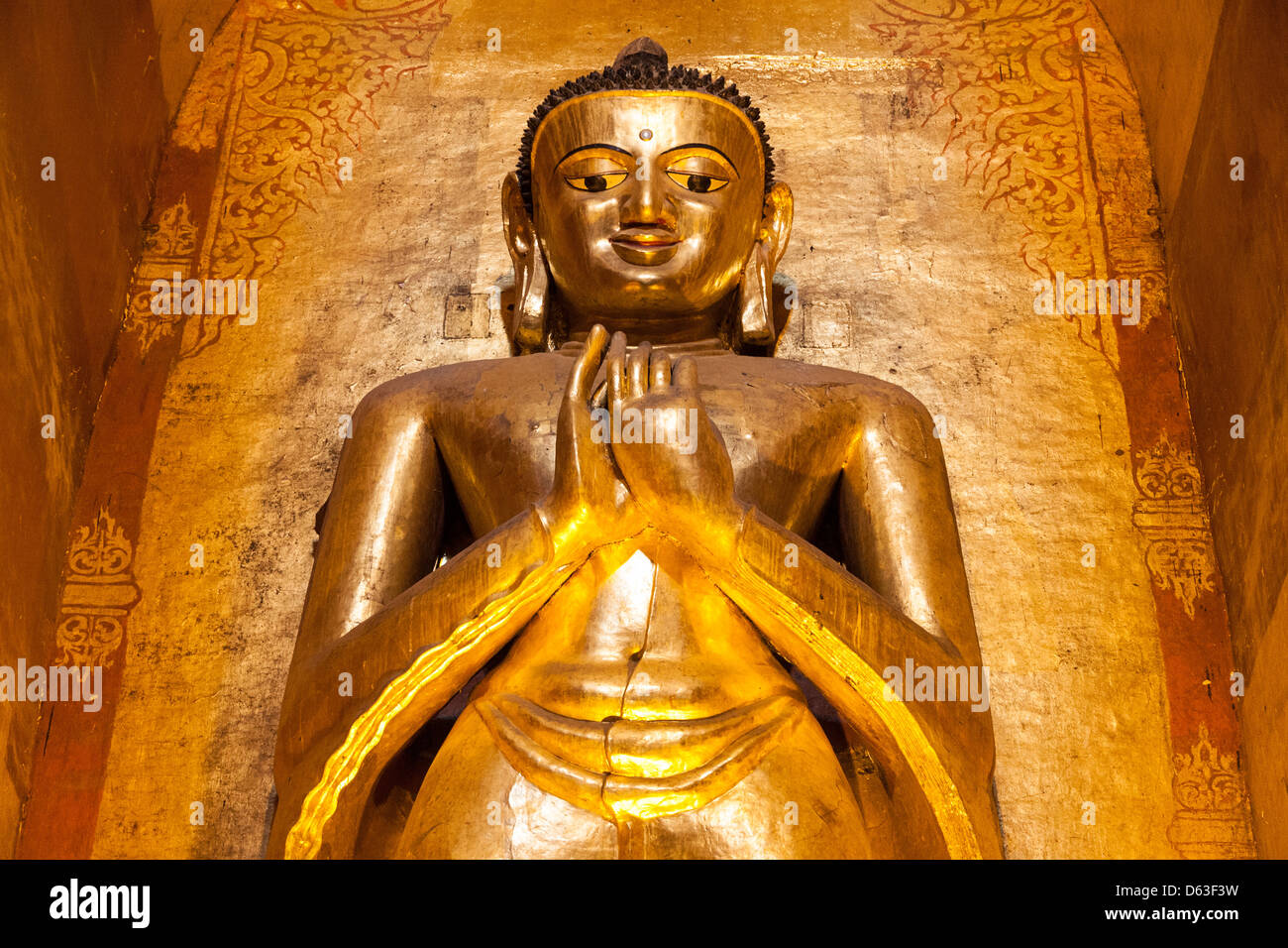 Große goldene Kassapa Buddha in Ananda Tempel, Old Bagan, Bagan, Myanmar (Burma) Stockfoto