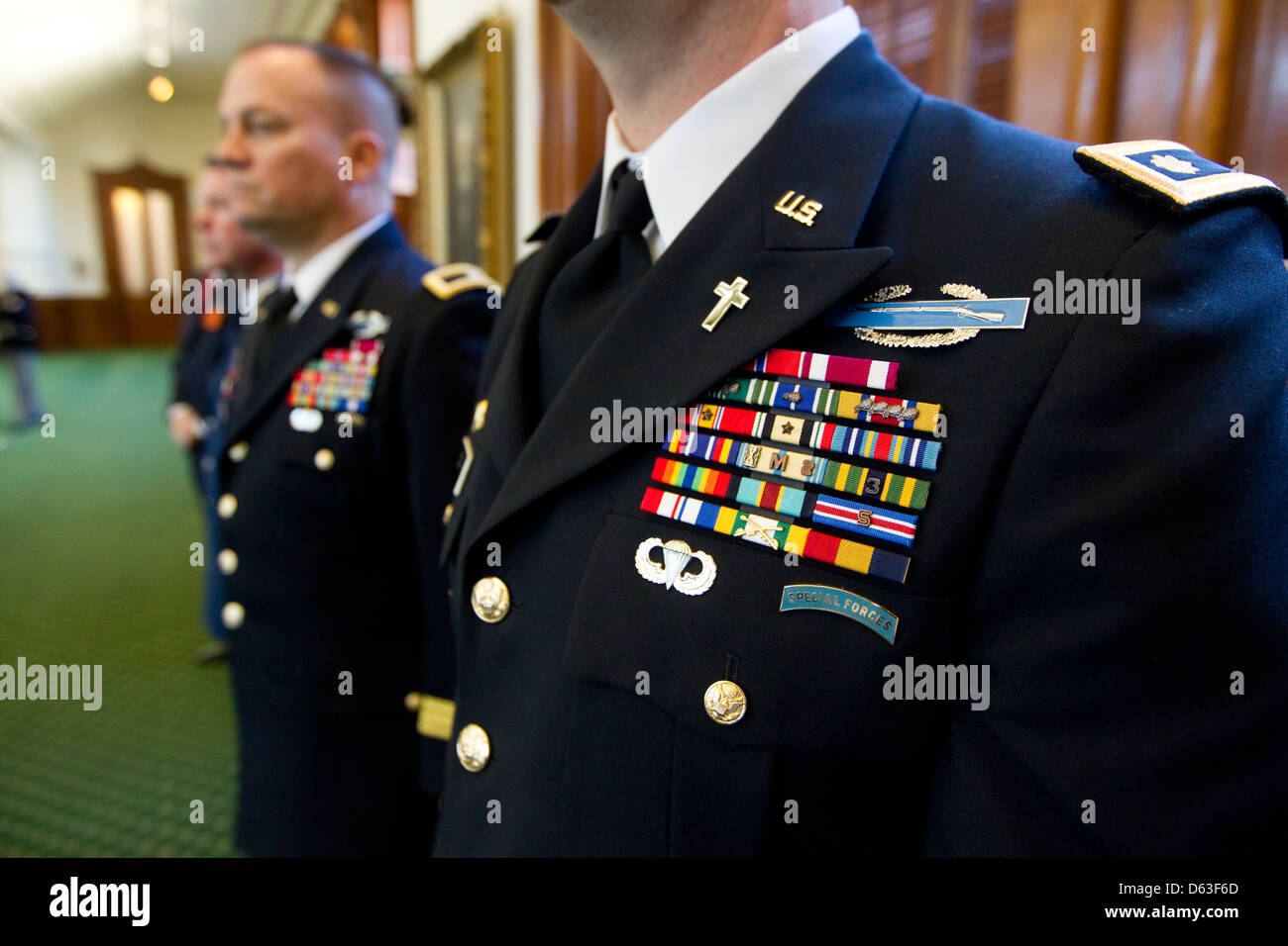 Männliche Mitglieder des US-Militärs in Uniform mit Service-Bändern auf Jacke Kleiderständer auf Texas Senatssaal im Capitol Stockfoto