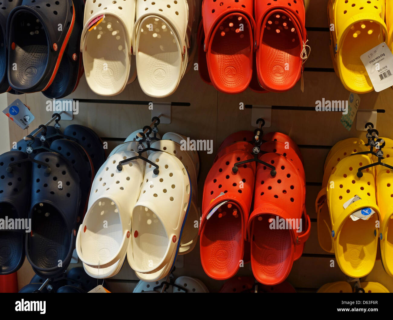 eine Auswahl an Crocs Schuhe in einem Crocs shop Stockfoto