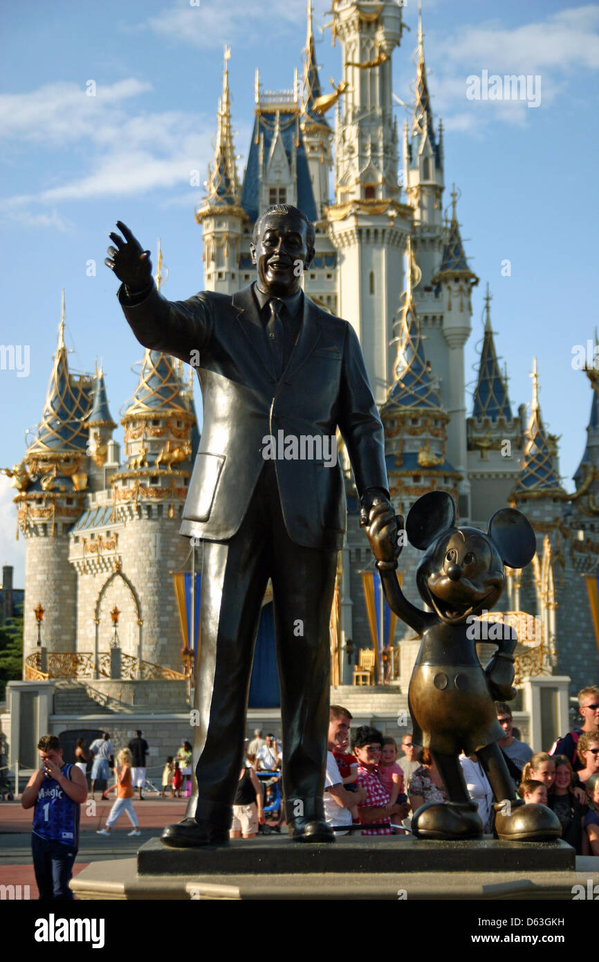 Die Partner-Statue von Walt Disney und Mickey Mouse vor Aschenputtels Schloss im Magic Kingdom, Disney World, Florida Stockfoto