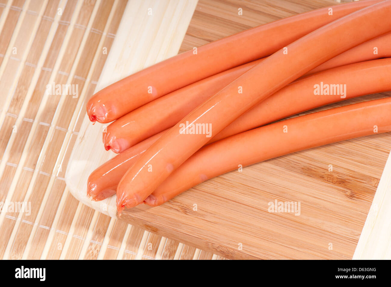 Zoom auf geräucherte Würstchen Haufen Lügen Stockfoto