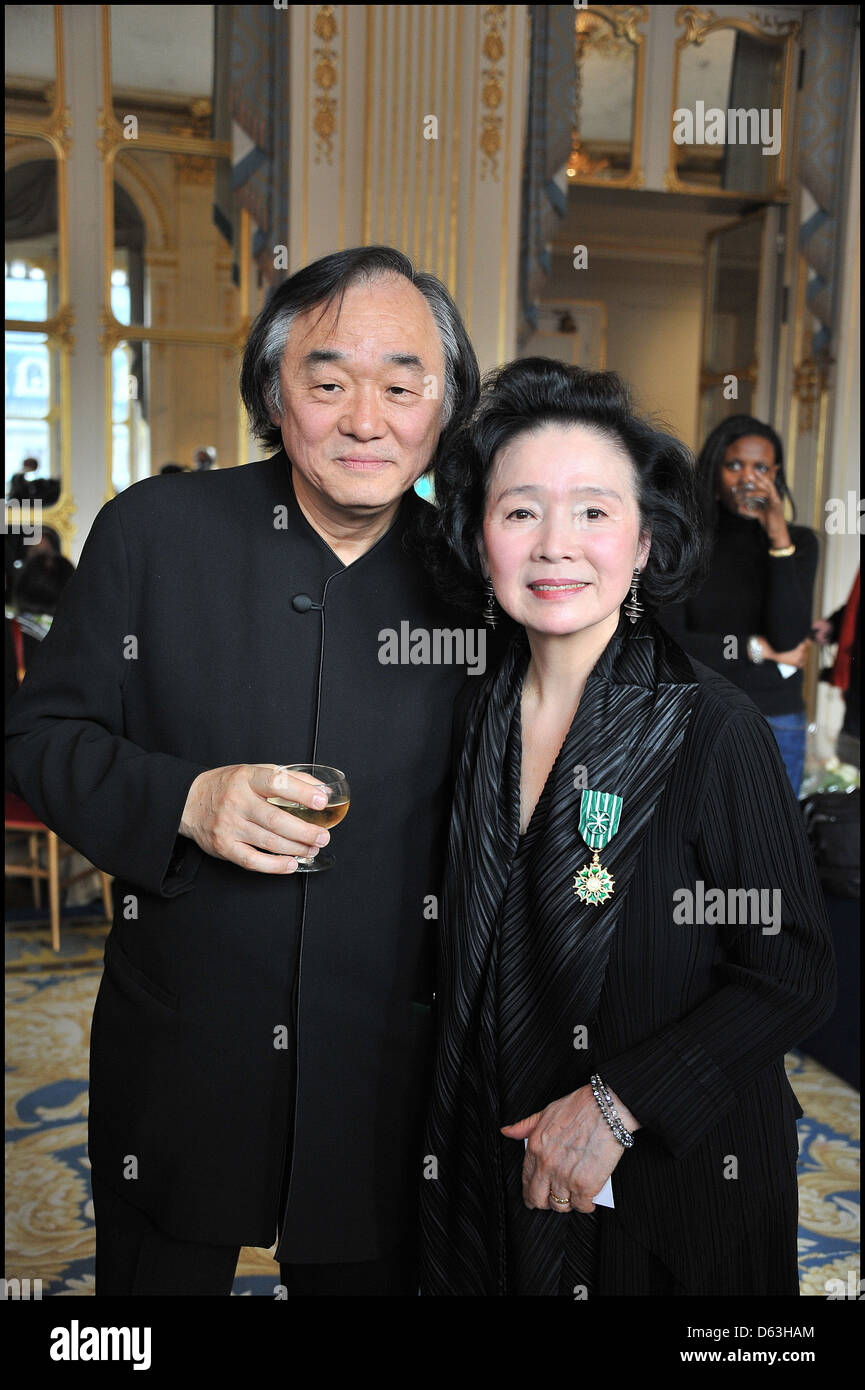 Kun-Woo Paik und Yoon Jeong-Hee "Französische kulturelle Ordnung Awards" statt an den Minister der CultureInside Paris-Frankreich Stockfoto