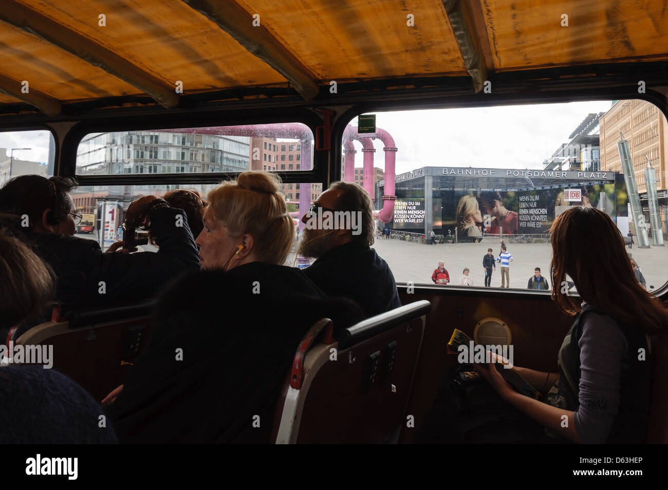 Sightseeing-Bus von innen am Potsdamer Platz, Berlin, Deutschland. Stockfoto