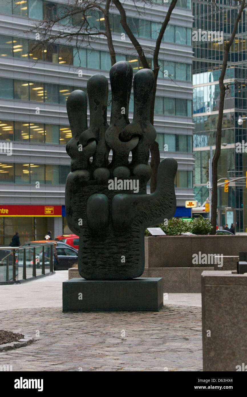 Sorel Etrog "The Hand" Öffentlichkeit-Kunst-Installation in der University Avenue in Toronto, Ontario, Kanada. Stockfoto