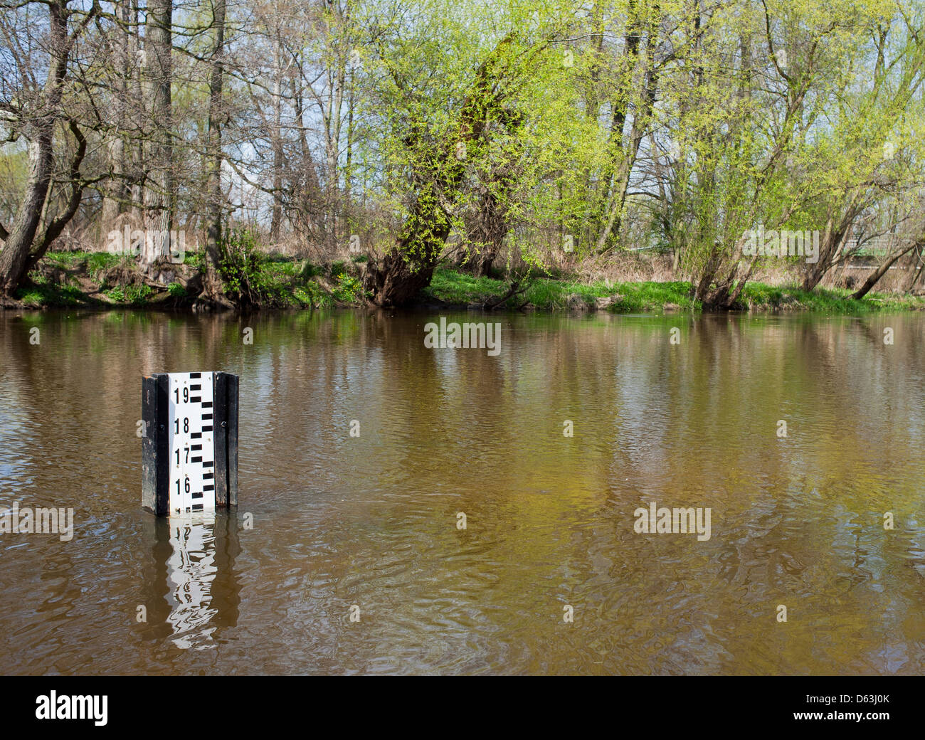 Flut Wasser messen Tiefe Marker in kleinen Fluss Stockfoto