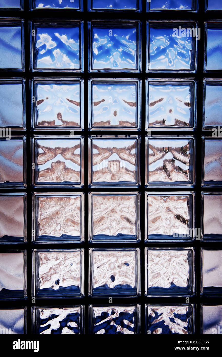 Blau getöntes Glas Backstein Fenster abstrakt Stockfoto