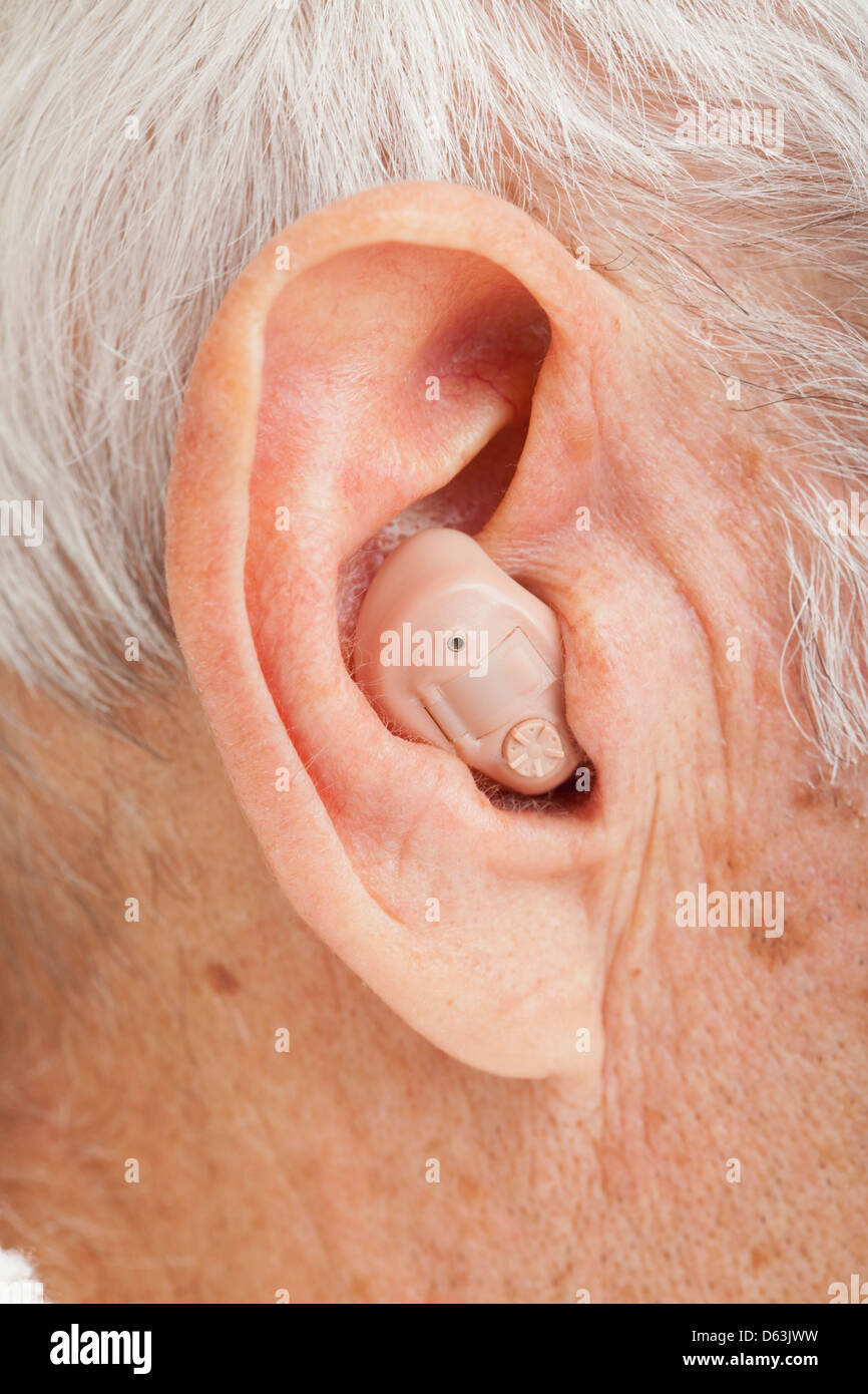 Nahaufnahme eines älteren Mannes Ohr mit Hörgerät Stockfoto