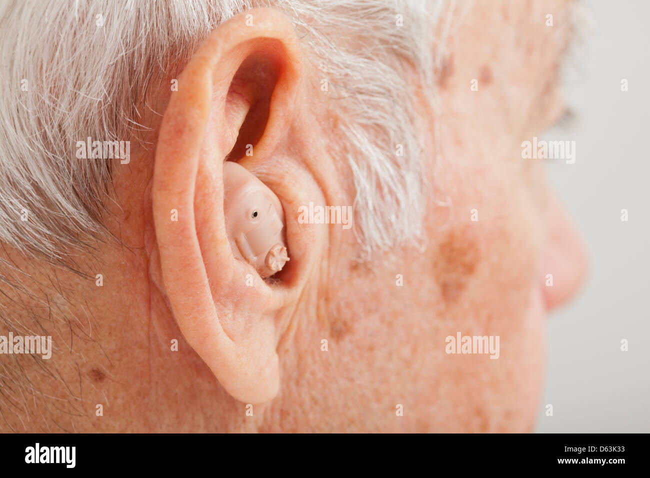 Nahaufnahme eines älteren Mannes Ohr mit Hörgerät Stockfoto