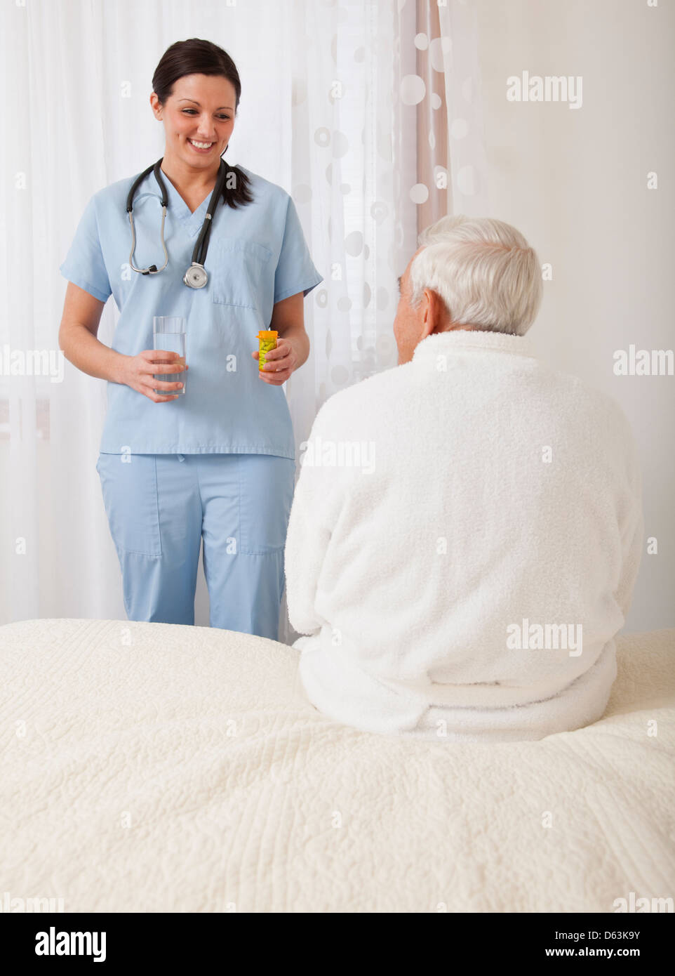 Krankenschwester Medizin für ältere Patienten geben Stockfoto