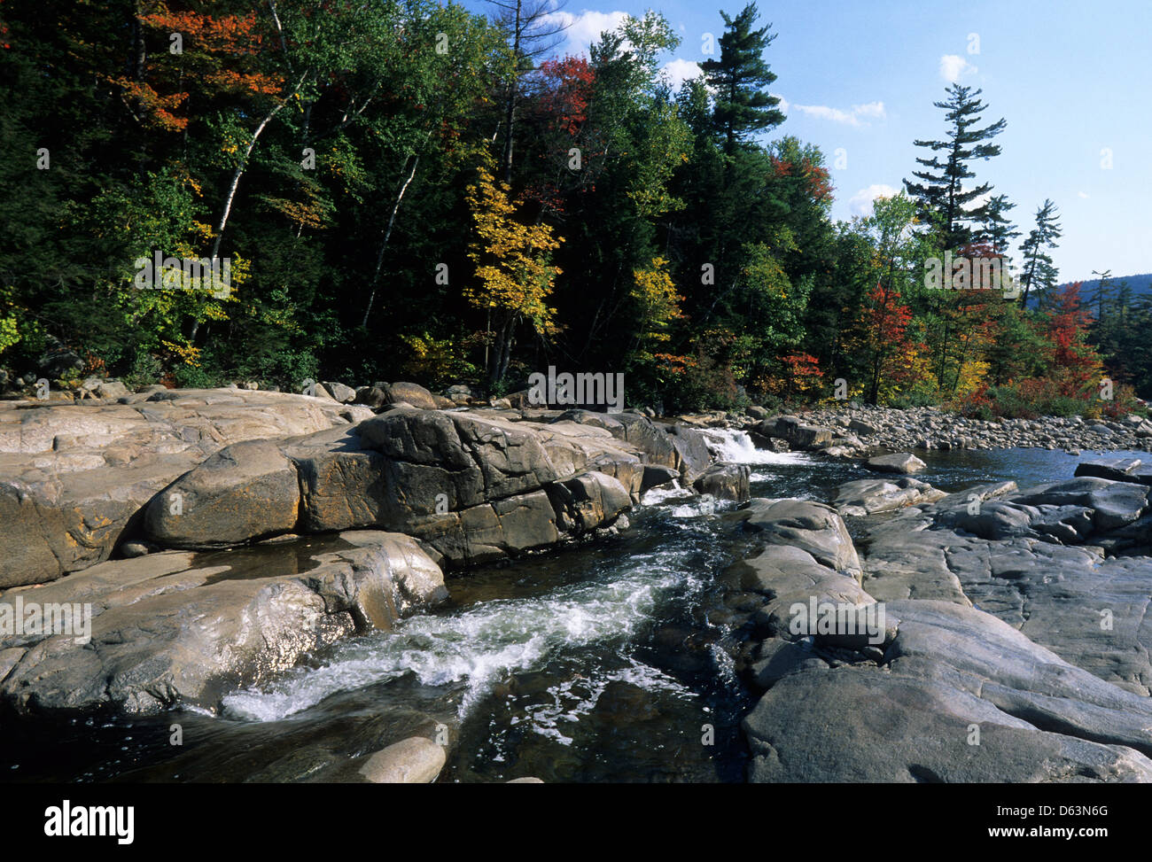 Elk281-1636 New Hampshire, weiße Mtns, Kancamagus Highway, niedriger fällt Scenic Area, Swift Flusslandschaft Stockfoto