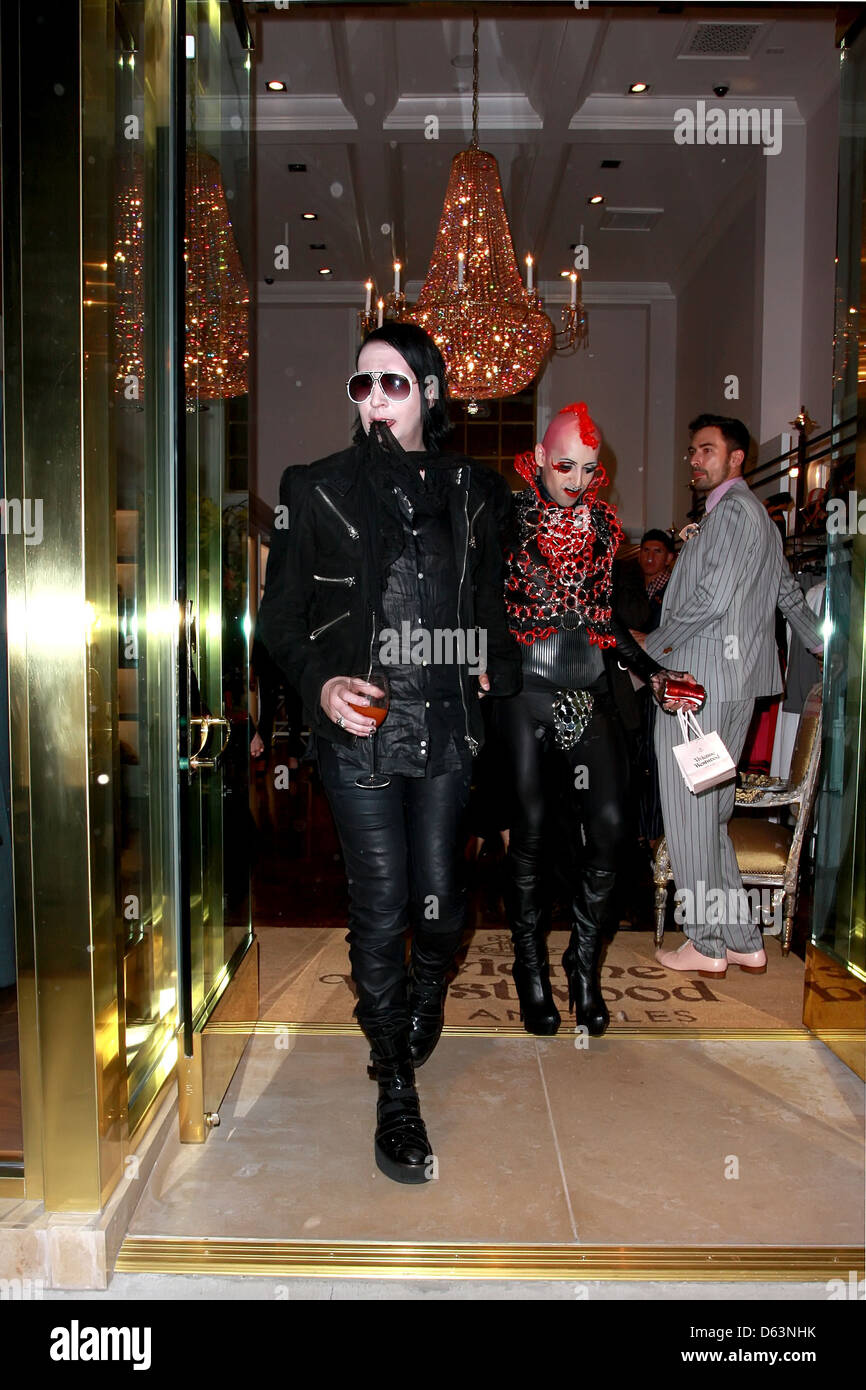 Marilyn Manson verlassen die Vivienne Westwood Store-Opening-Party, mit einem Getränk in einem Wein Glas Los Angeles, Kalifornien- Stockfoto