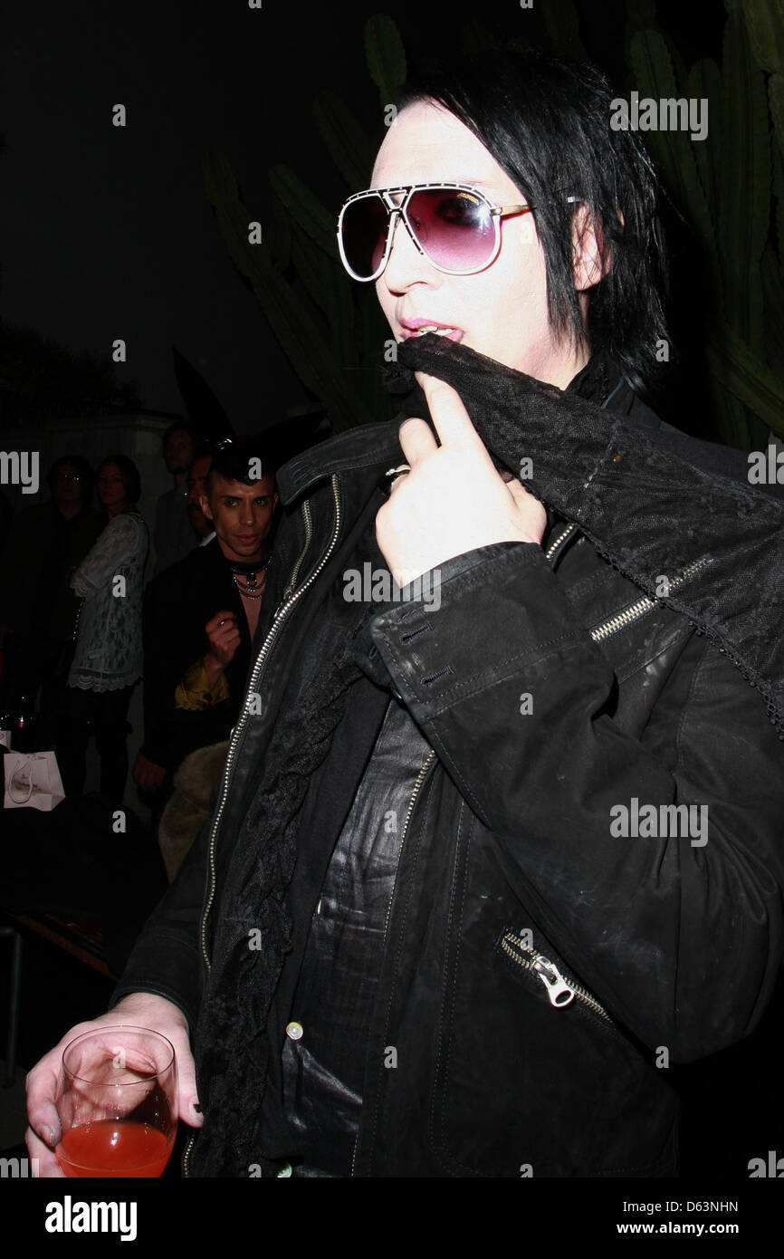 Marilyn Manson verlassen die Vivienne Westwood Store-Opening-Party, mit einem Getränk in einem Wein Glas Los Angeles, Kalifornien- Stockfoto