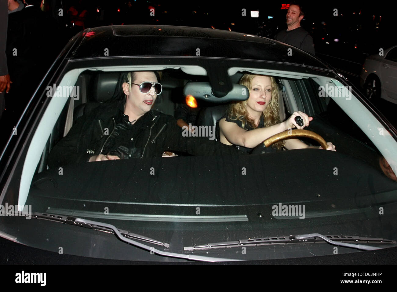 Marilyn Manson verlassen die Vivienne Westwood Store-Opening-Party, mit einem Getränk in einem Wein Glas Los Angeles, Kalifornien- Stockfoto