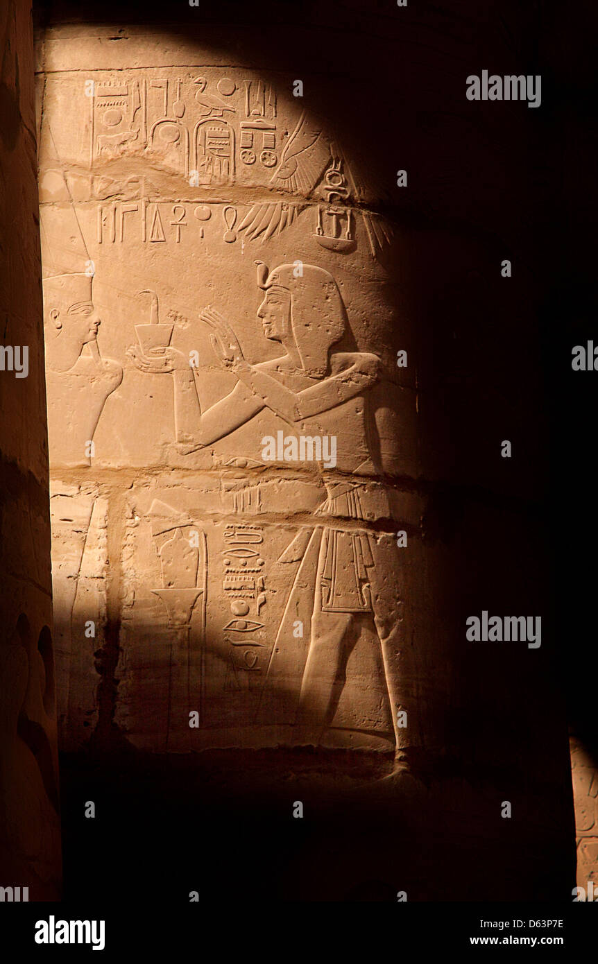 König Ramses Angebot im Karnak-Tempel zu geben. Stockfoto