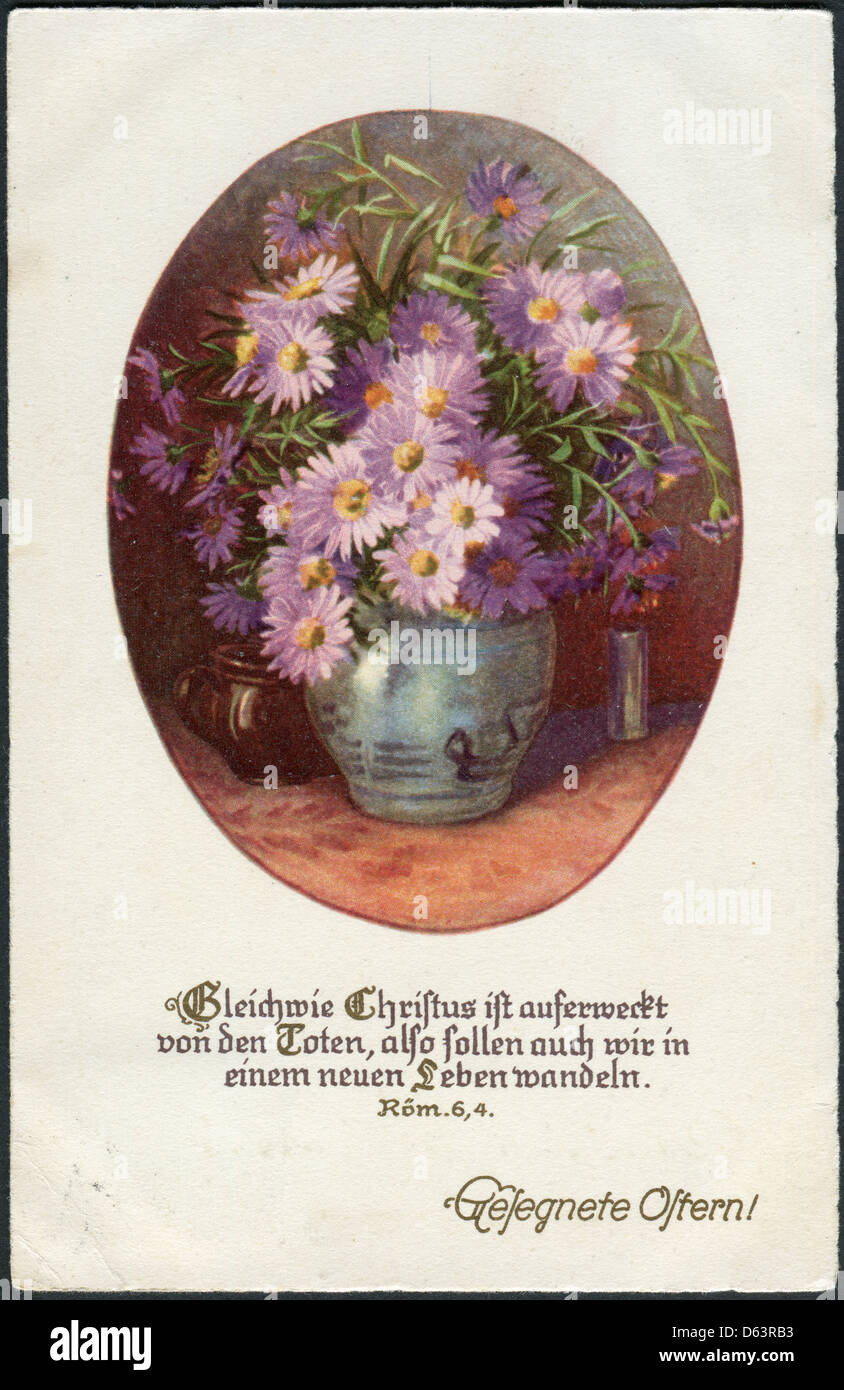 Alte deutsche Postkarte von 1933. Zeigt eine Vase mit Blumen. Inschrift auf Deutsch: Ostern gesegnet! Stockfoto