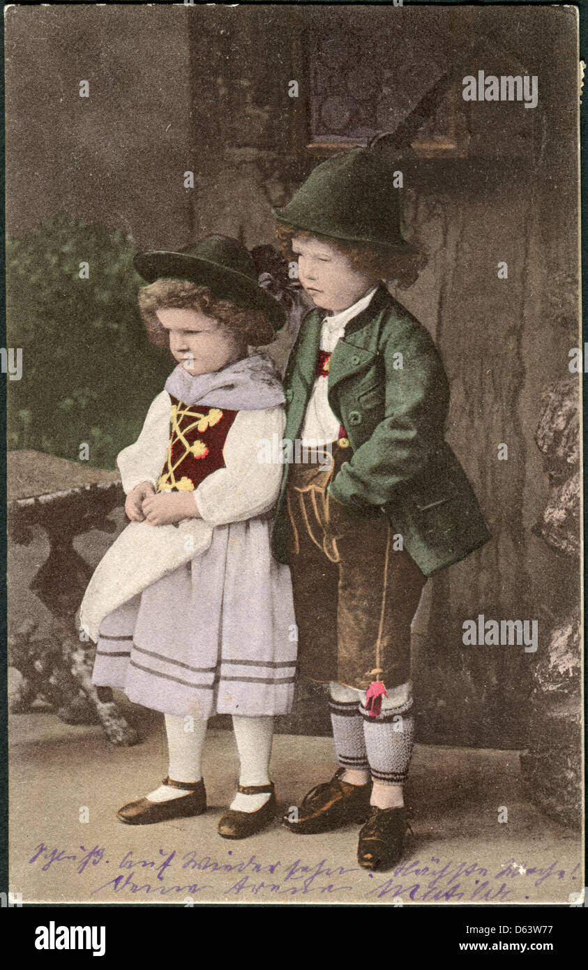 Alte deutsche Postkarte 1906. Zeigt ein Mädchen und ein Junge in bayerischer Tracht Stockfoto