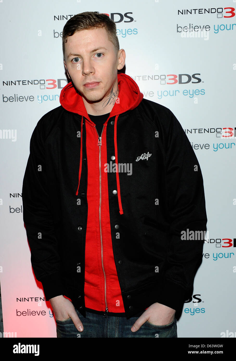 Professor Green aka Stephen Paul Manderson Start "Nintendo 3DS" auf Old Billingsgate Market - Ankünfte London, England- Stockfoto